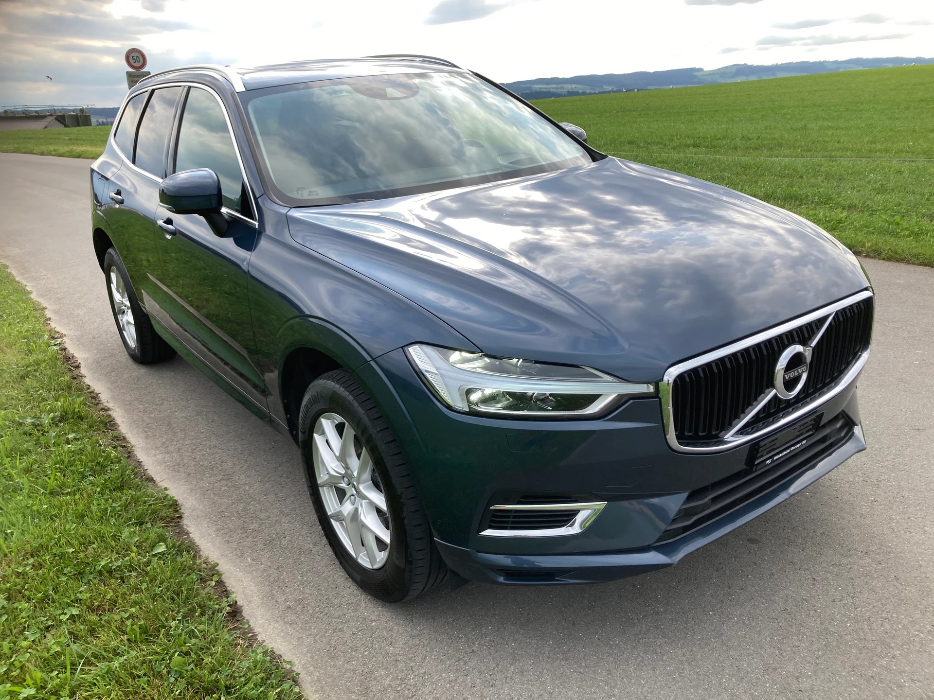VOLVO XC60 T8 eAWD Momentum Geartronic mit Anhängerkupplung-image-1