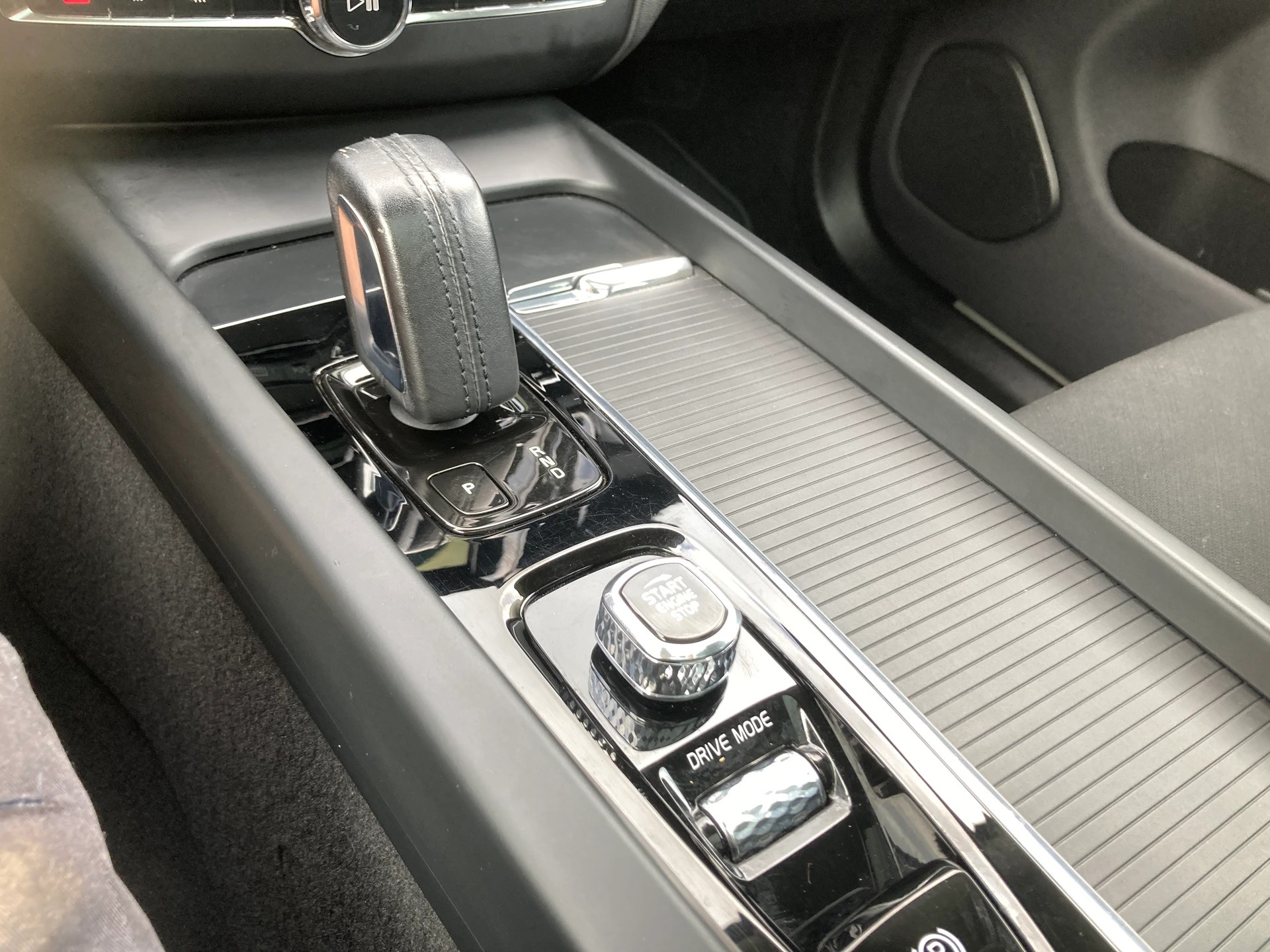 VOLVO XC60 T8 eAWD Momentum Geartronic mit Anhängerkupplung-image-15
