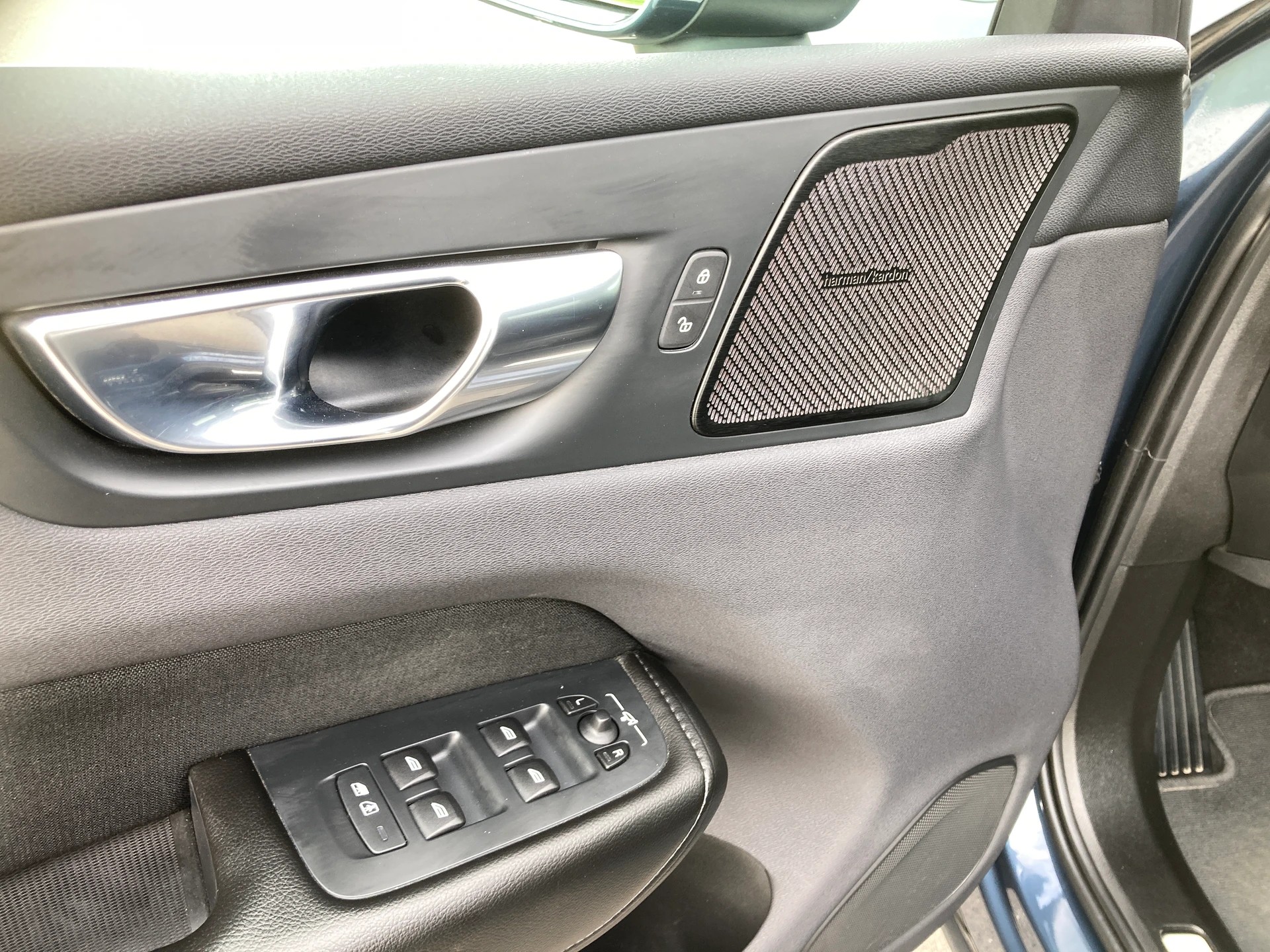 VOLVO XC60 T8 eAWD Momentum Geartronic mit Anhängerkupplung-image-11
