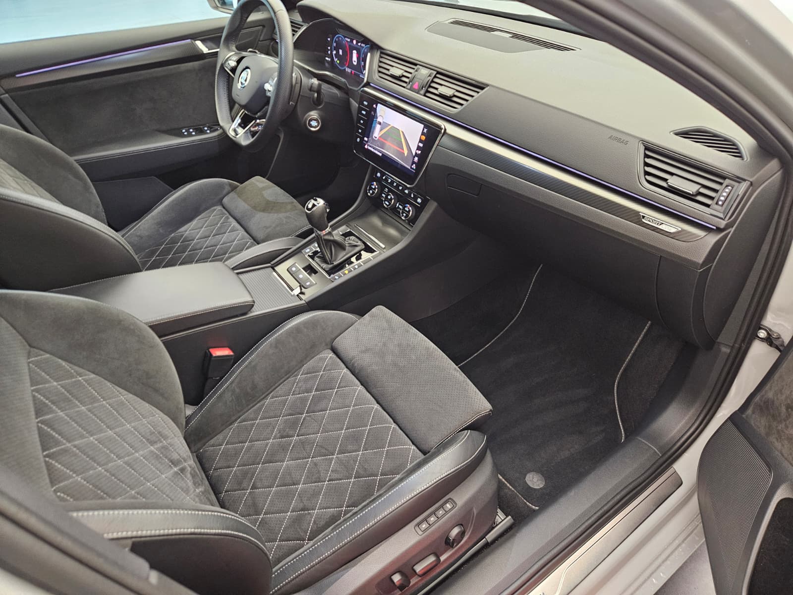 SKODA Superb Combi 2.0 TDi SportLine Light 4x4 DSG-image-11