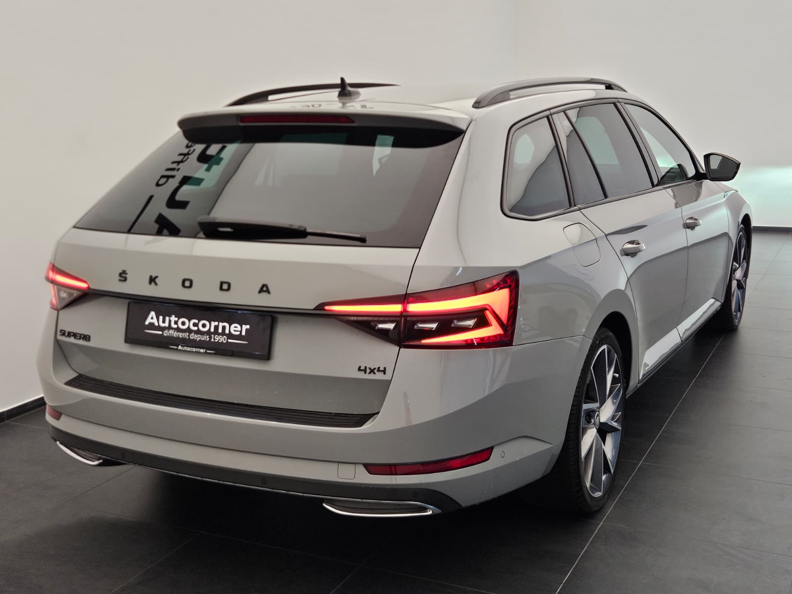 SKODA Superb Combi 2.0 TDi SportLine Light 4x4 DSG-image-6