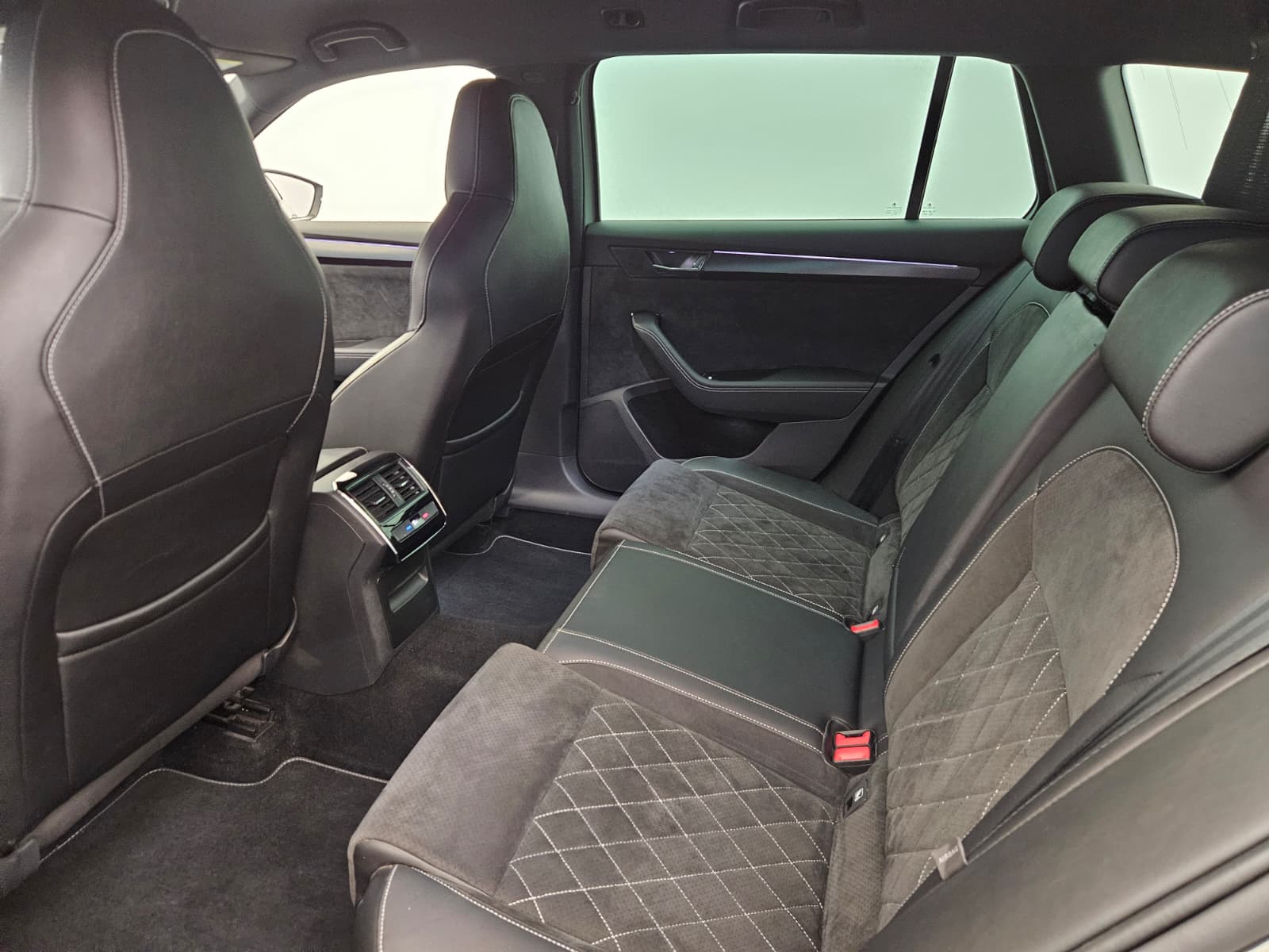 SKODA Superb Combi 2.0 TDi SportLine Light 4x4 DSG-image-12