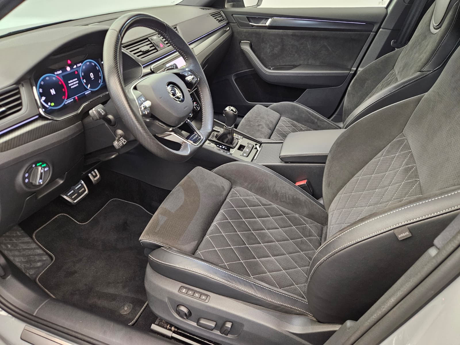 SKODA Superb Combi 2.0 TDi SportLine Light 4x4 DSG-image-10