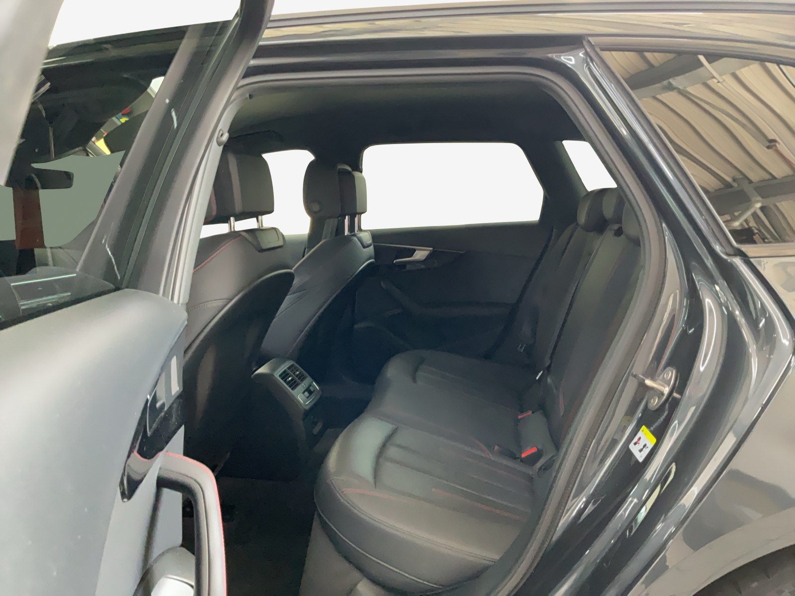 AUDI A4 Avant 45 TFSI Sport S-tronic quattro-image-11