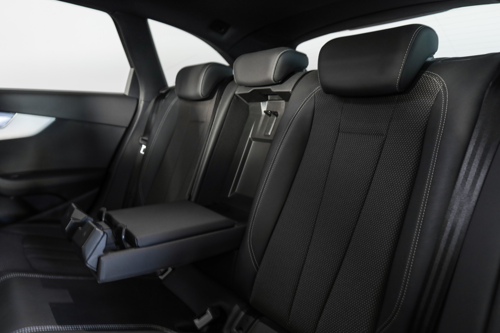 AUDI A4 Avant 40 TDI S line Attraction quattro S-tronic-image-11