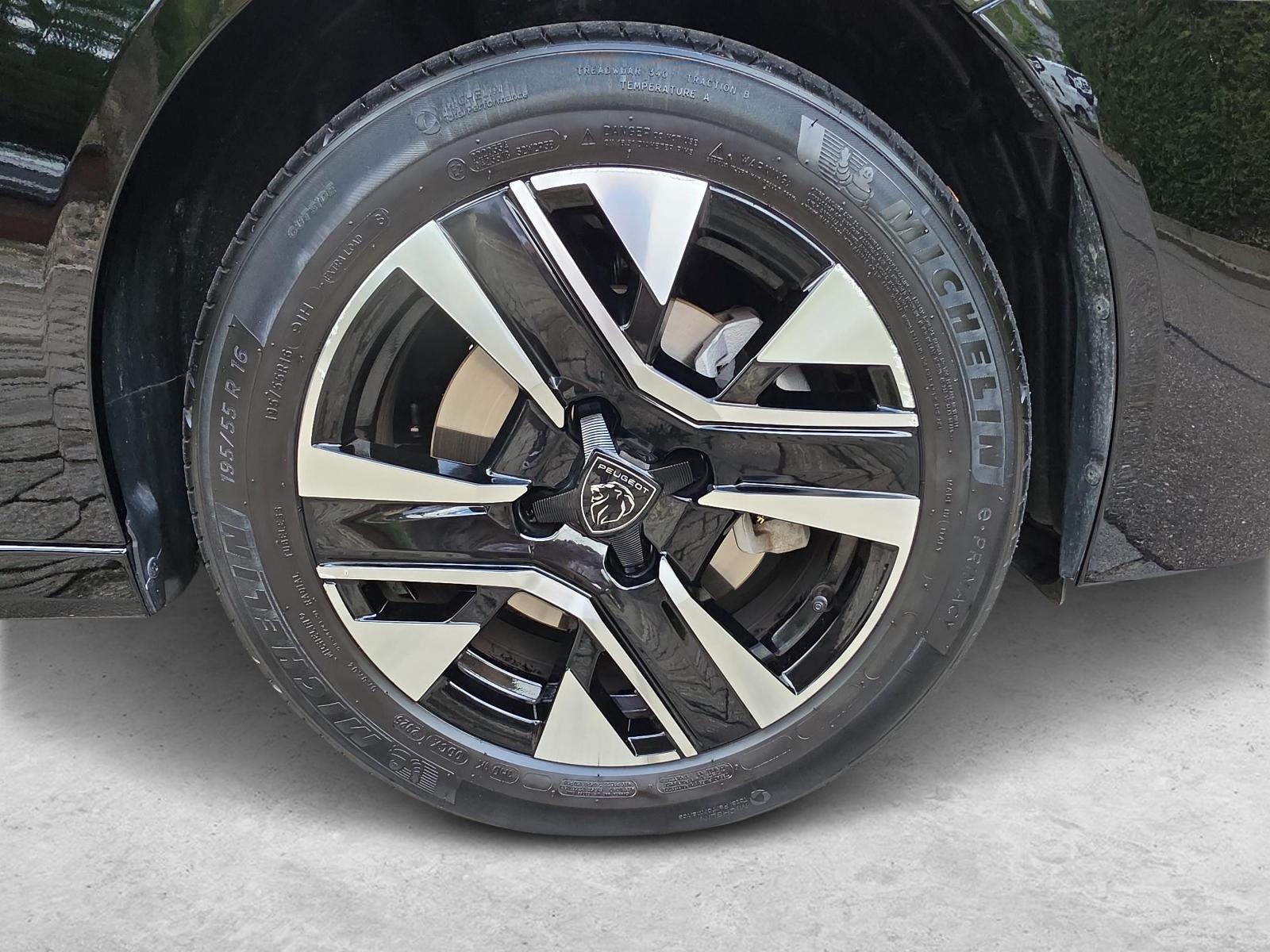 PEUGEOT 208 1.2 Hybrid Allure Premium-image-12