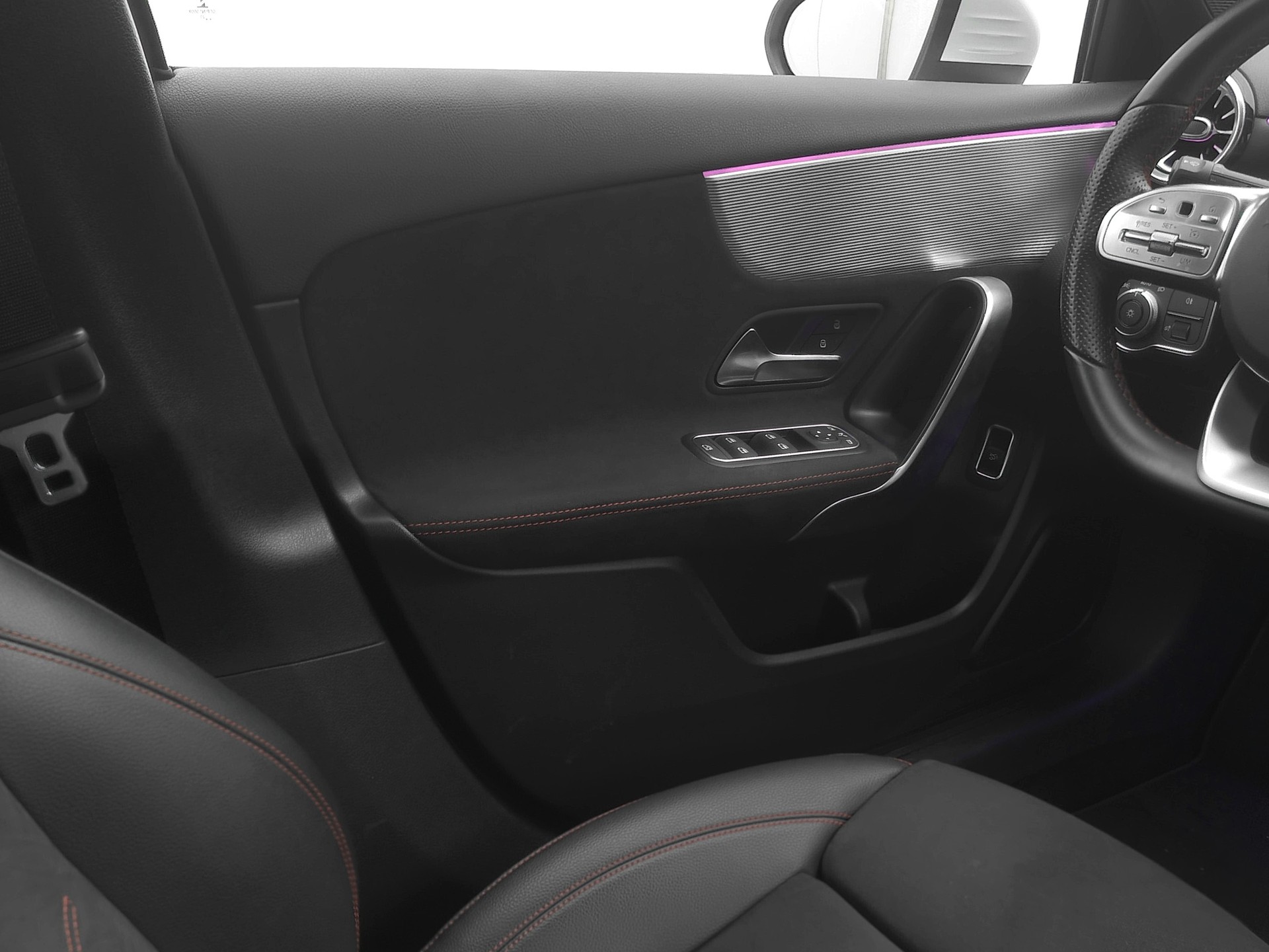 MERCEDES-BENZ A 180 AMG Line 7G-DCT-image-9