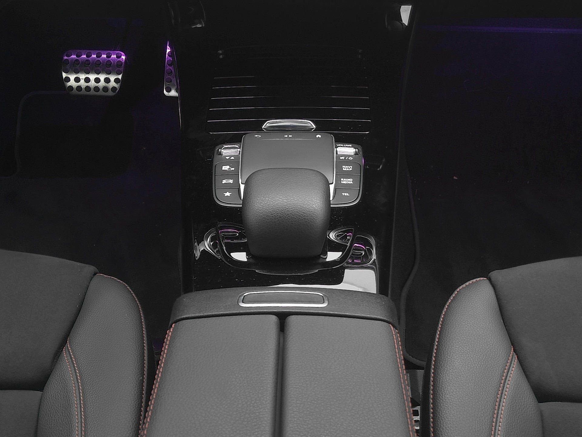 MERCEDES-BENZ A 180 AMG Line 7G-DCT-image-8