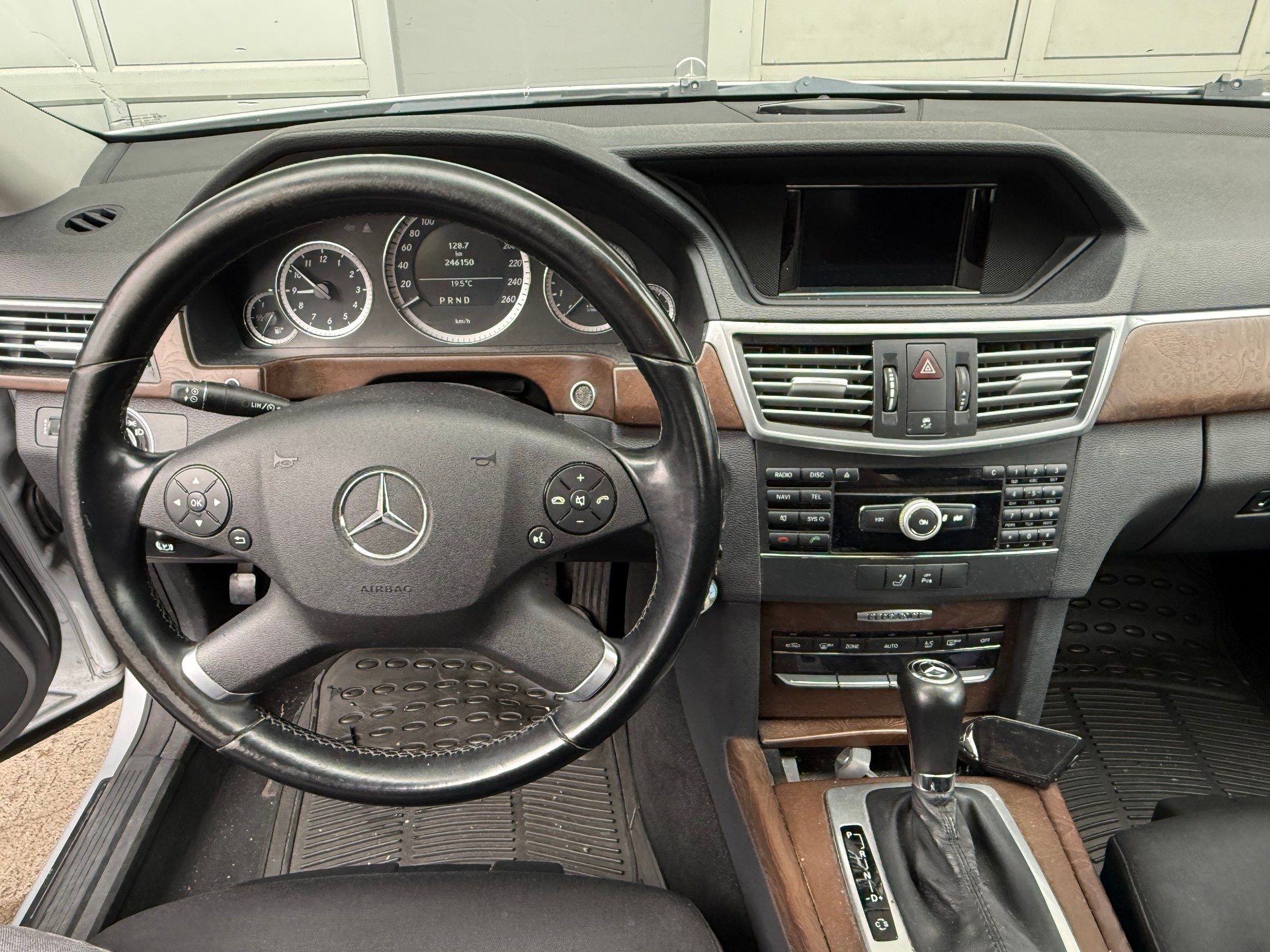 MERCEDES-BENZ E 250 CGI BlueEfficiency Avantgarde Automatic-image-9