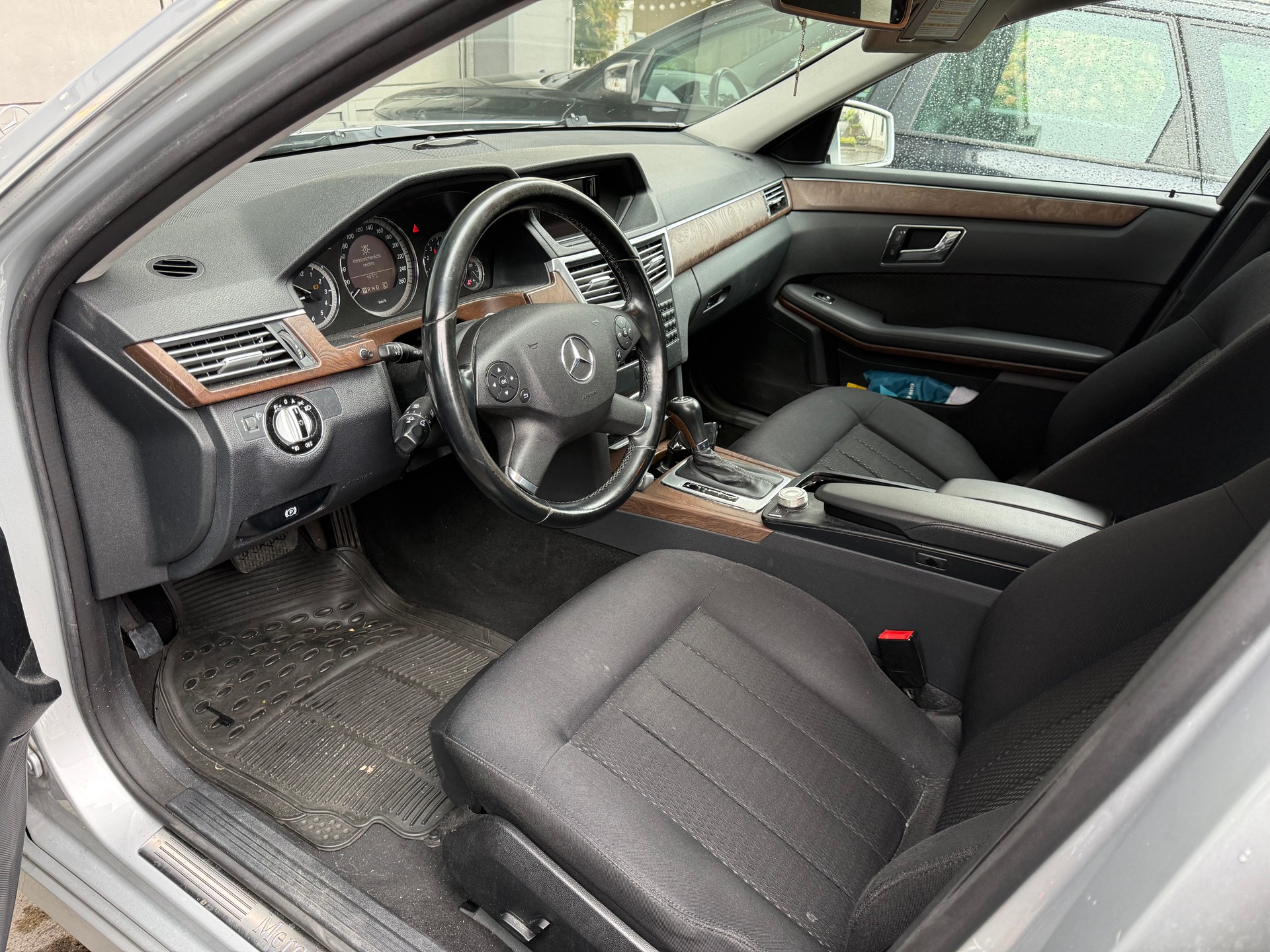 MERCEDES-BENZ E 250 CGI BlueEfficiency Avantgarde Automatic-image-4