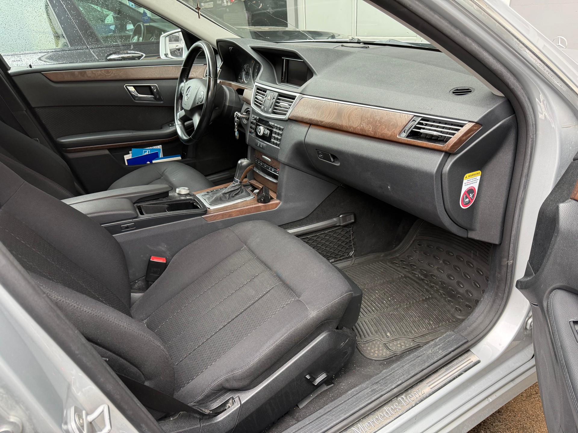 MERCEDES-BENZ E 250 CGI BlueEfficiency Avantgarde Automatic-image-6