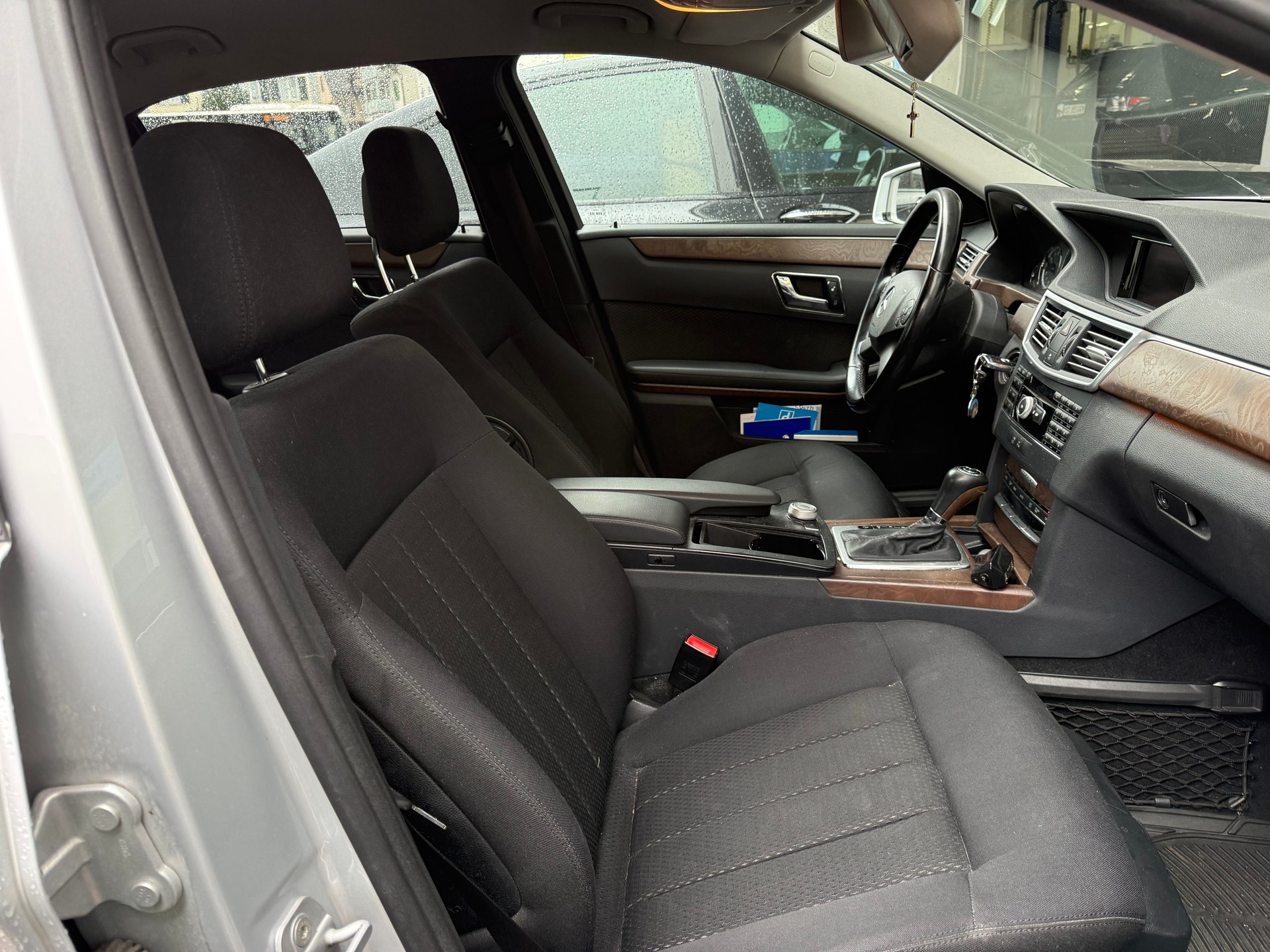MERCEDES-BENZ E 250 CGI BlueEfficiency Avantgarde Automatic-image-7