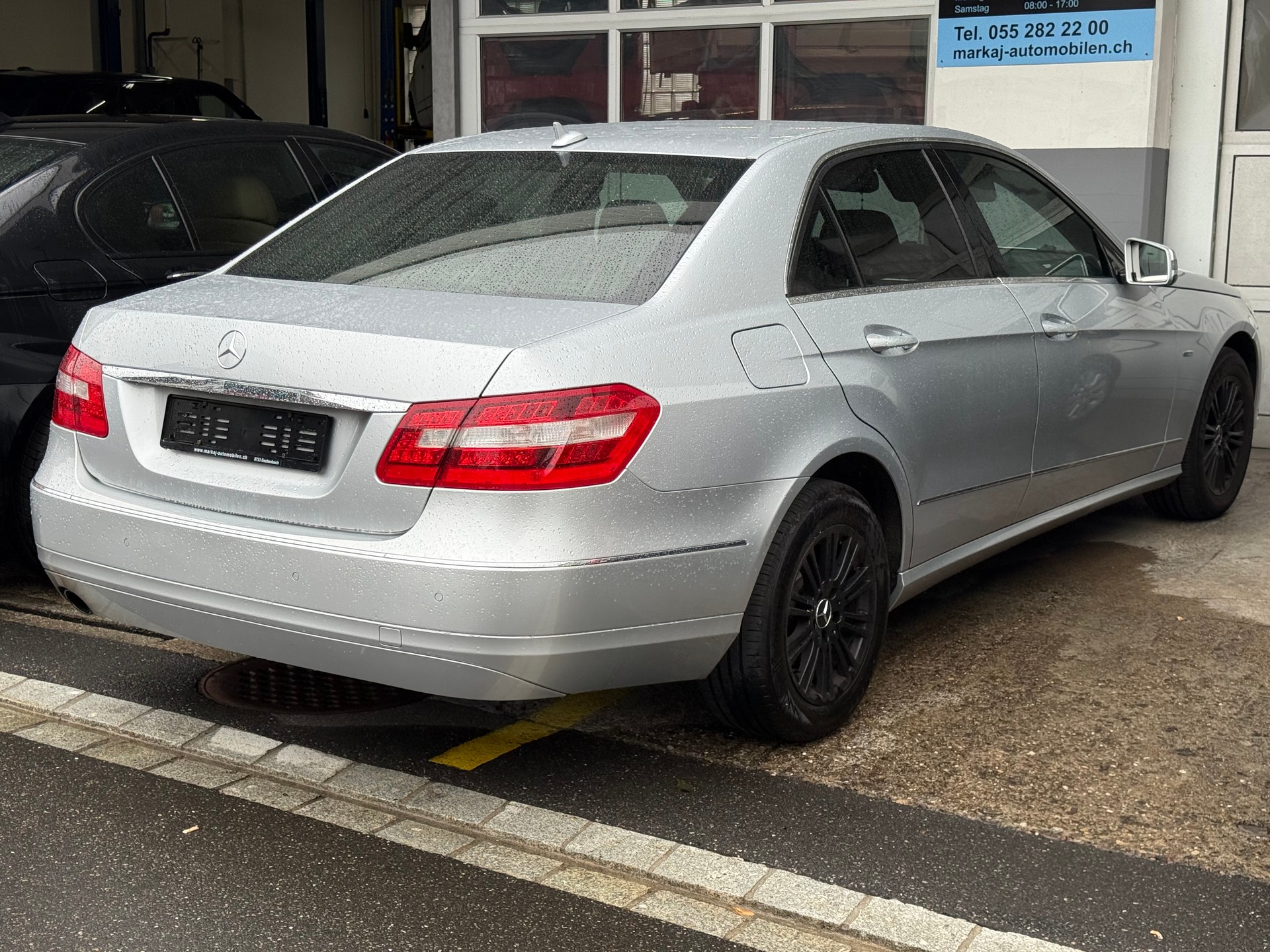 MERCEDES-BENZ E 250 CGI BlueEfficiency Avantgarde Automatic-image-2