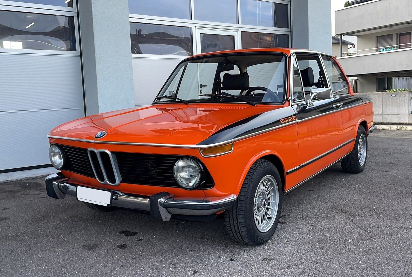BMW tii Veteranenfahrzeug-showroom-element-1