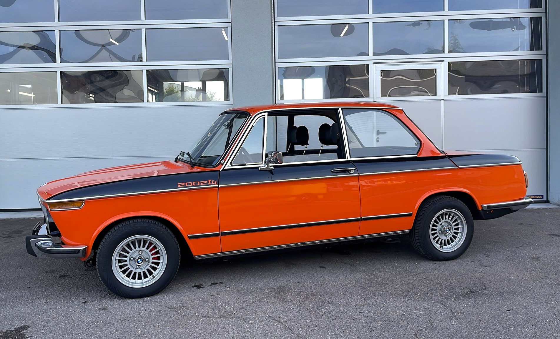 BMW tii Veteranenfahrzeug-showroom-element-2