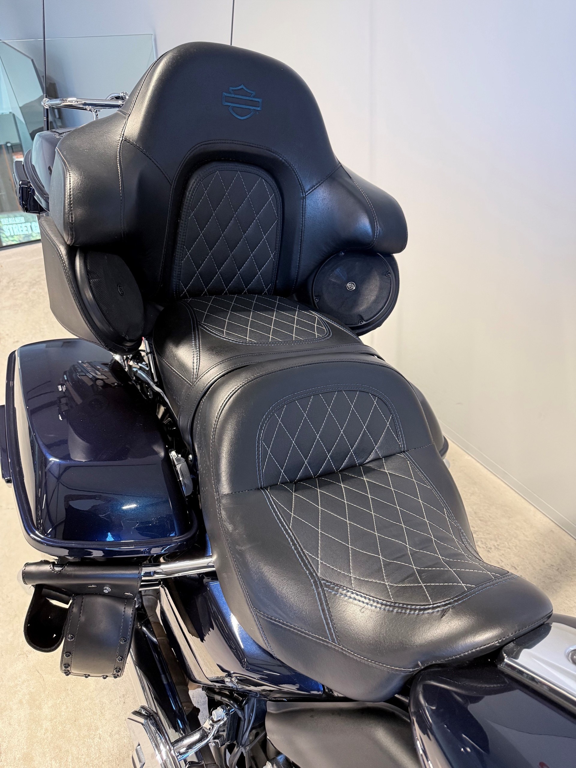 HARLEY-DAVIDSON FLHTKSEANV Elec. Glide Ultra Limited Anniv 117 CVO-showroom-element-2