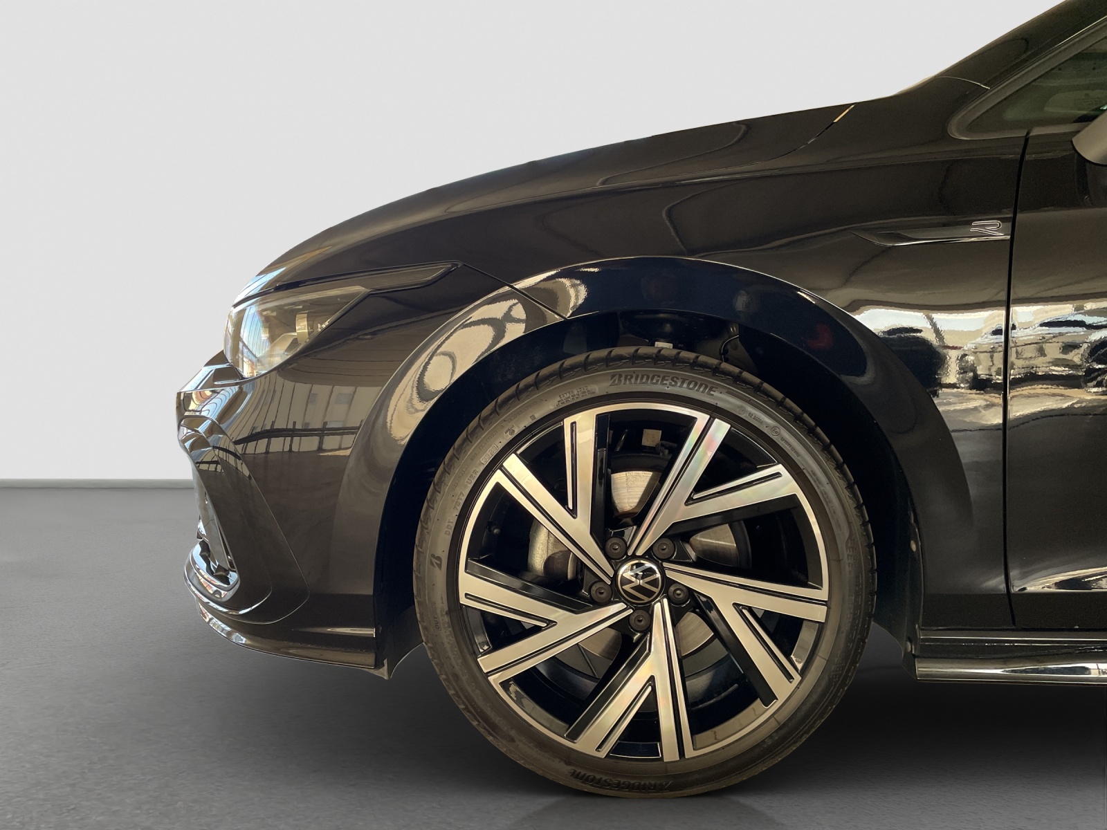 VW Golf 1.5 eTSI mHEV ACT R-Line 75 Edition DSG-image-4