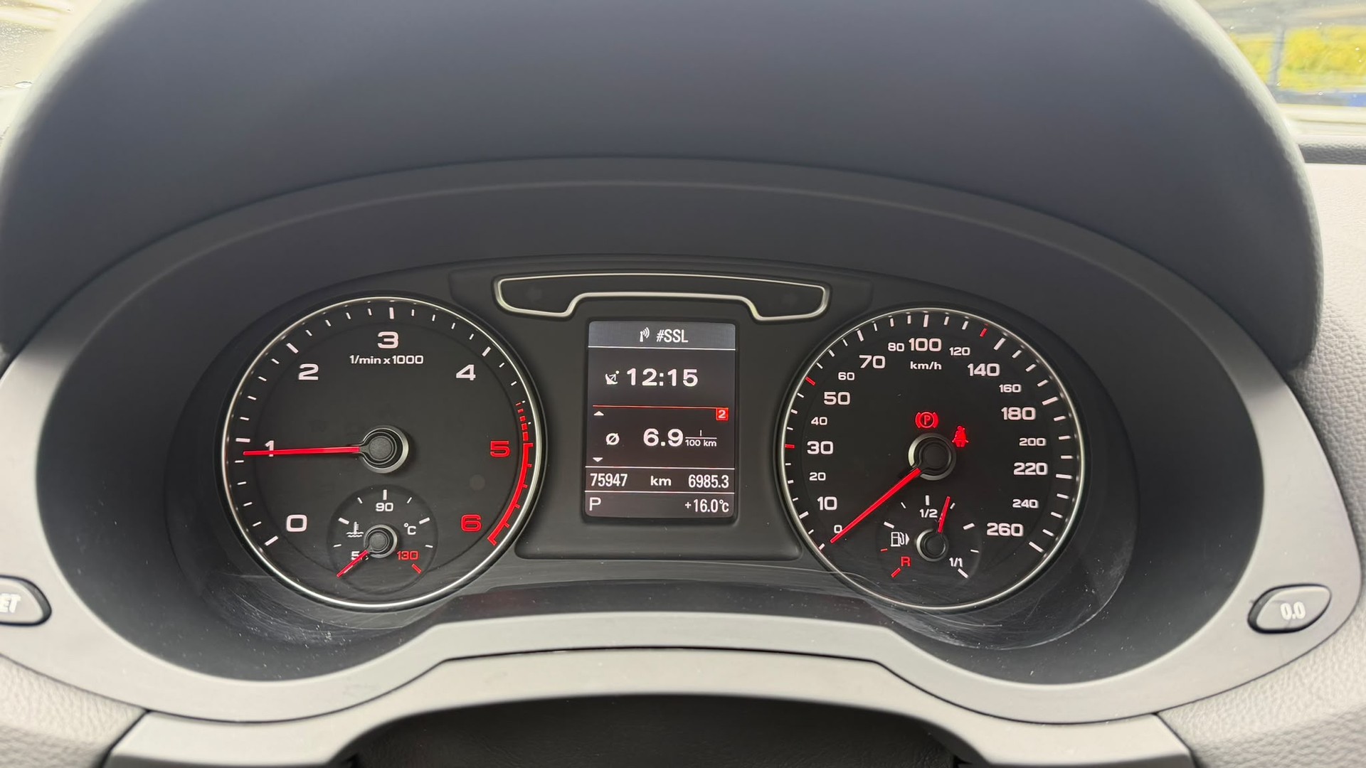 AUDI Q3 2.0 TDI quattro S-tronic-image-14