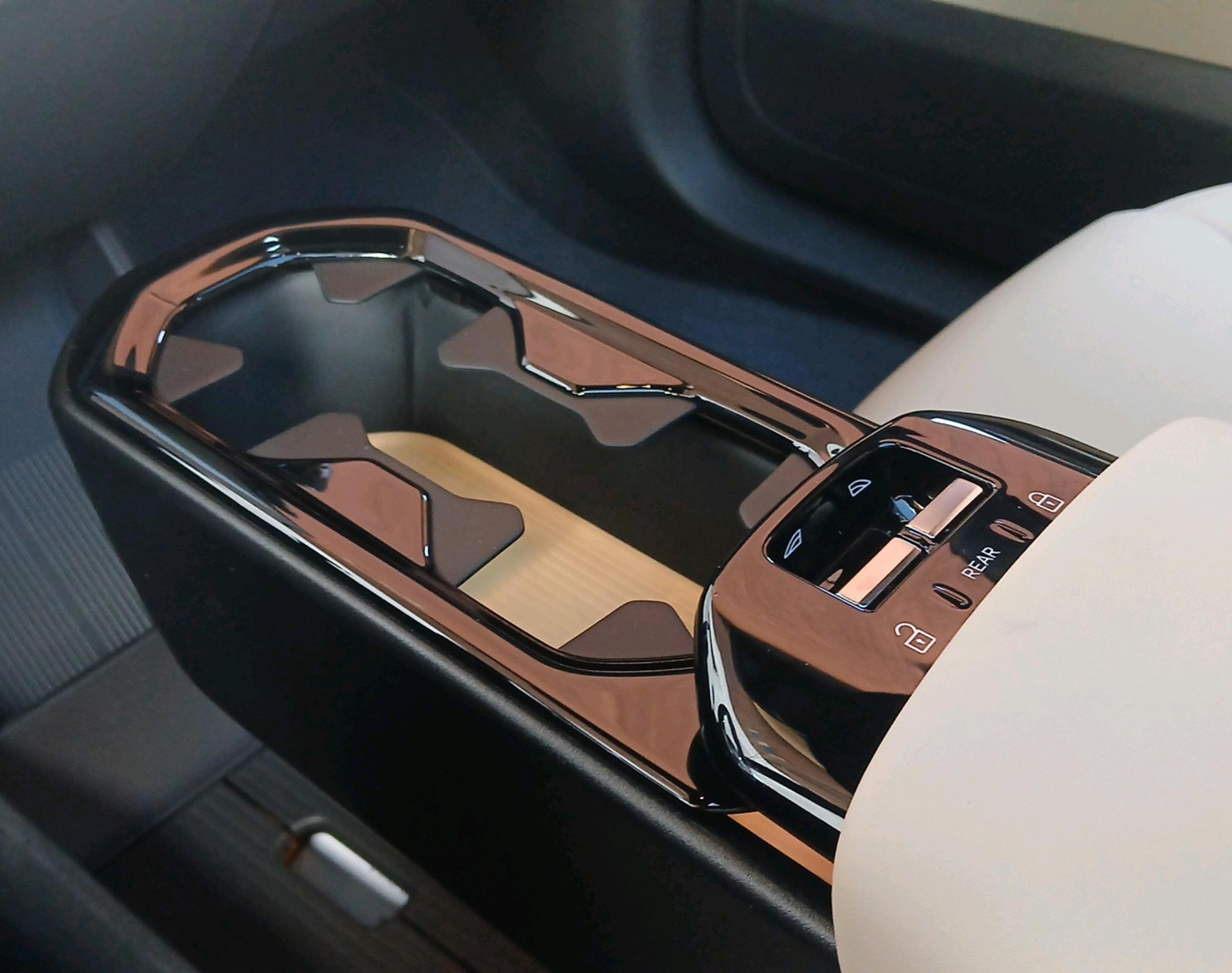 VOLVO EX 30 P8 Ultra AWD-image-15