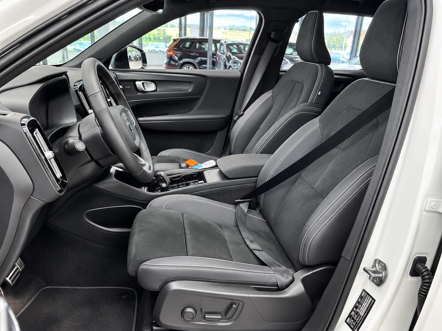 VOLVO C40 Recharge Twin AWD Pure Electric-image-4
