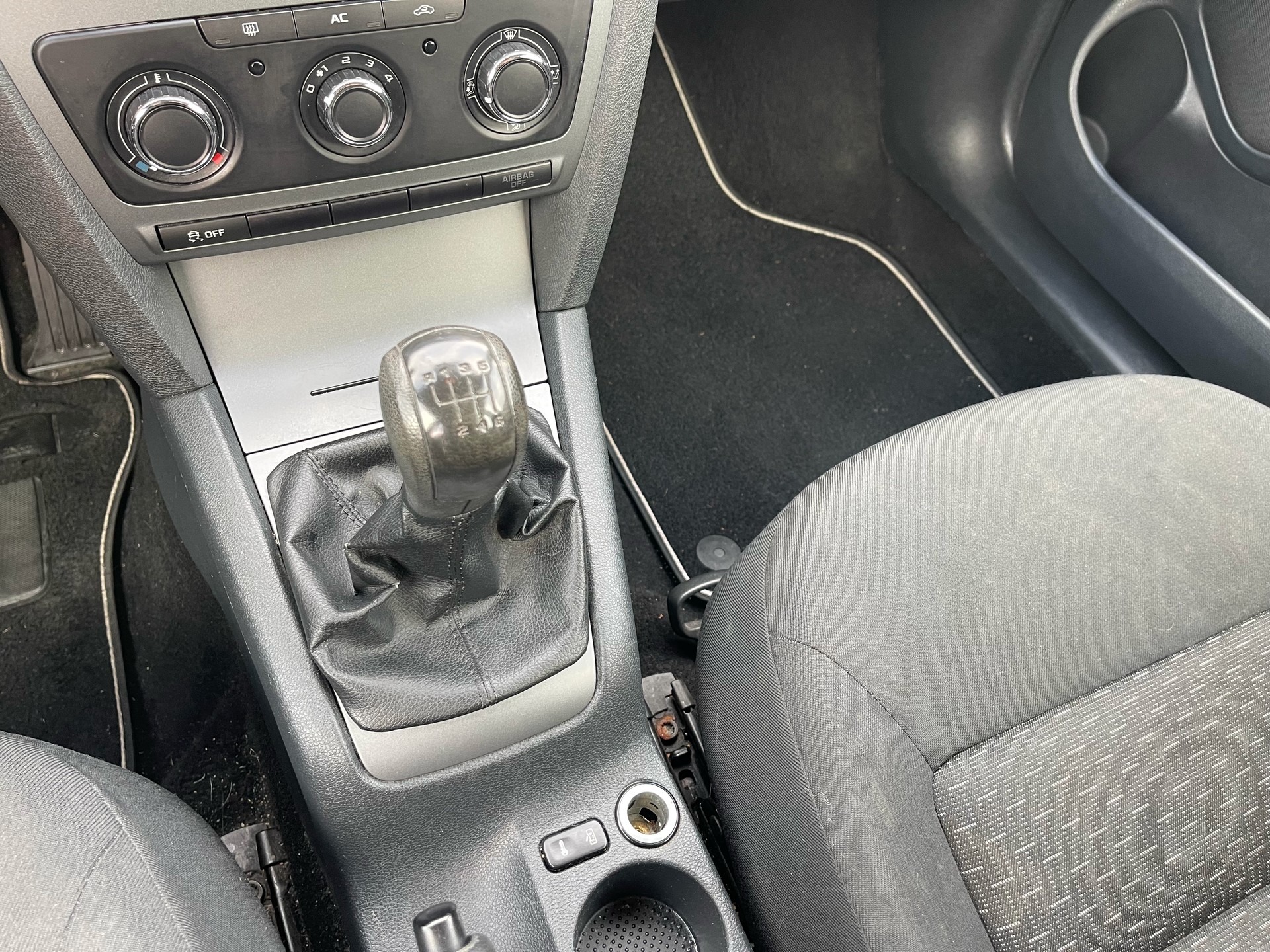 SKODA Octavia Combi 1.4 TSI Ambition-image-13