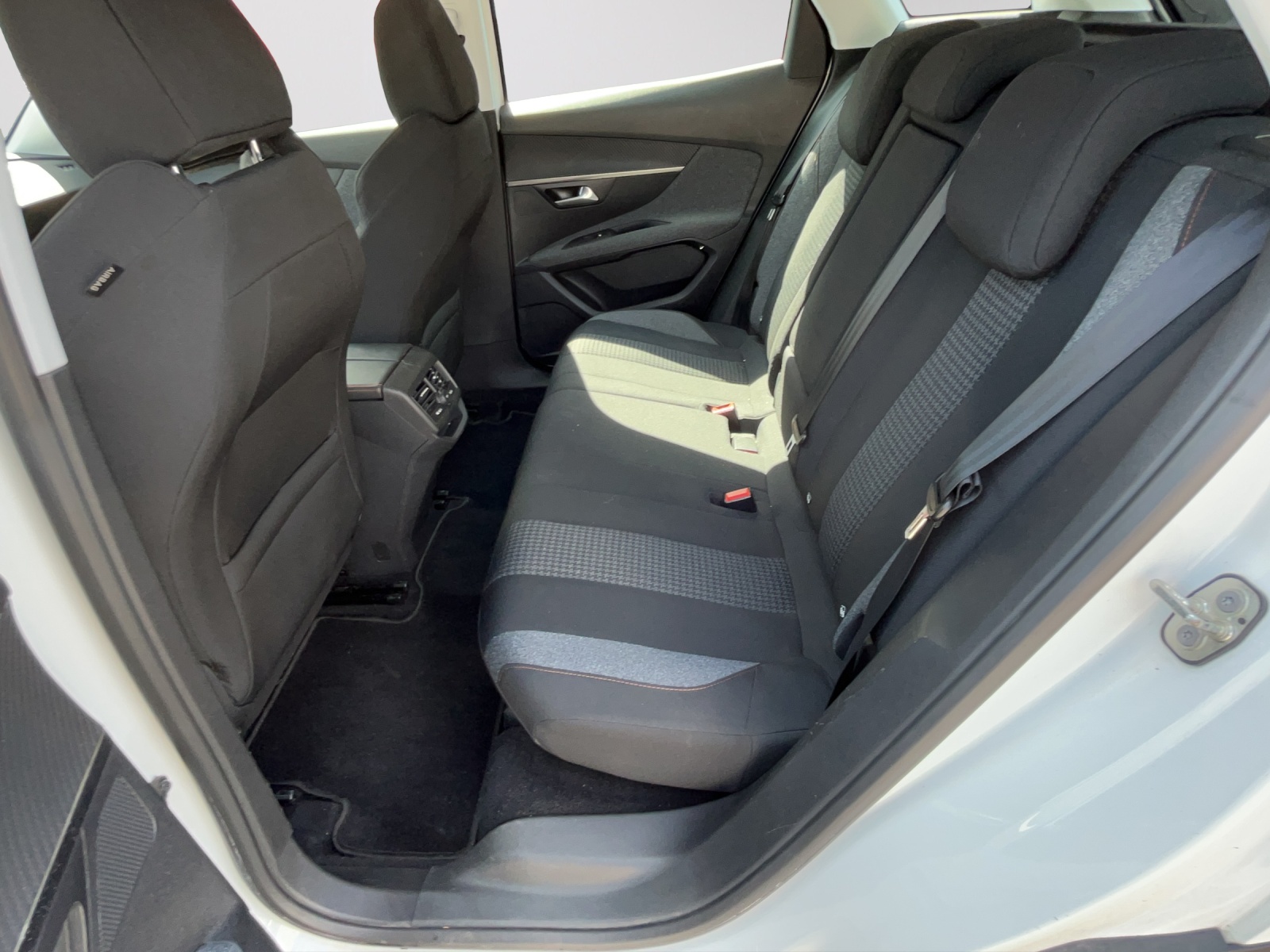 PEUGEOT 3008 1.2 PureTech Active-image-11