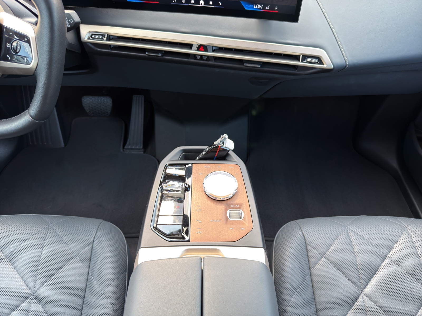 BMW iX M60-image-12