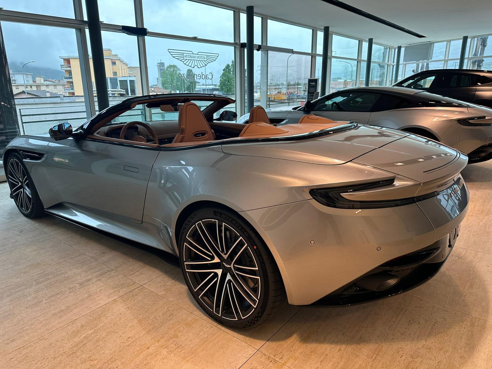 ASTON MARTIN DB12 Volante-image-6