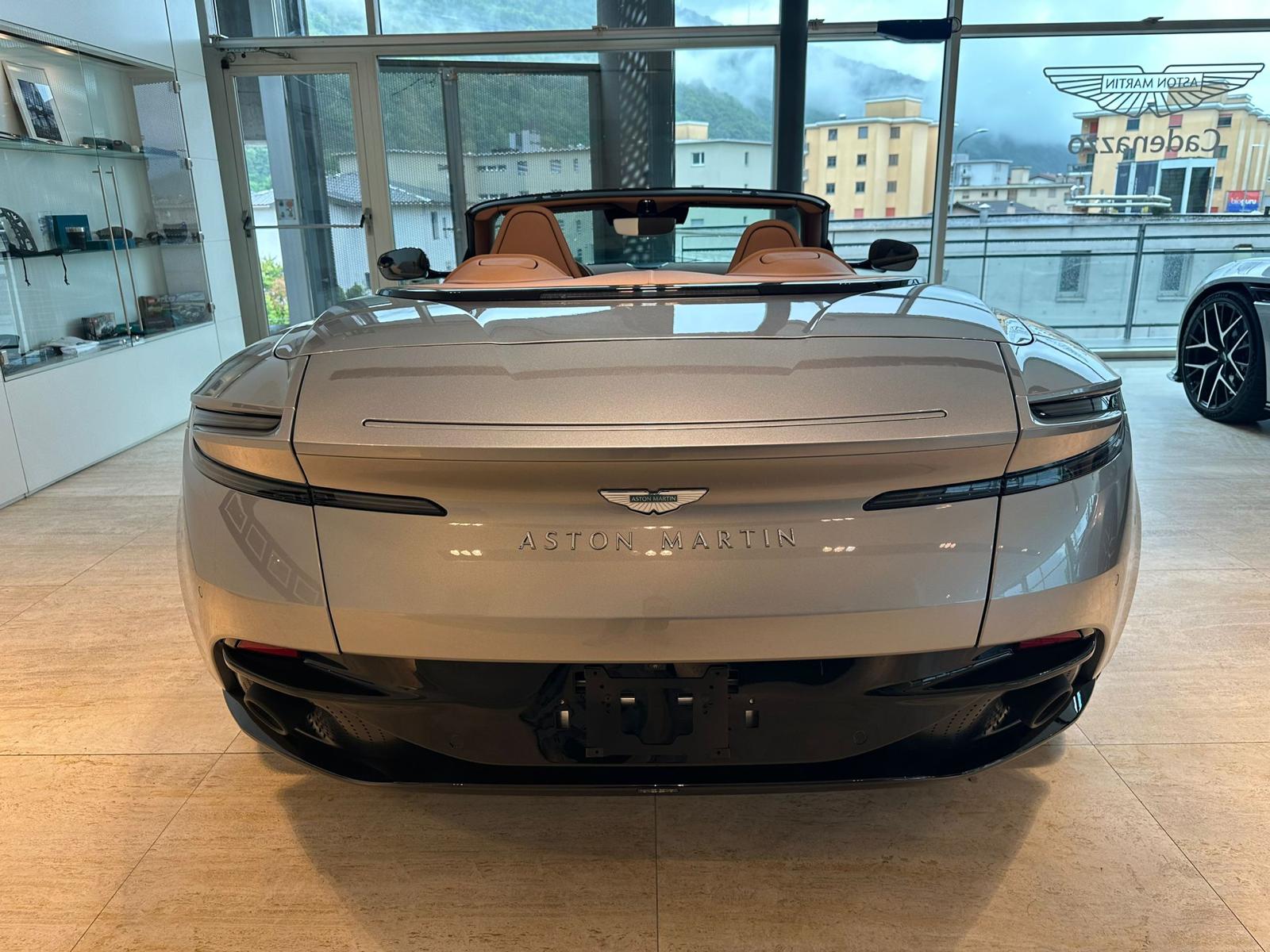 ASTON MARTIN DB12 Volante-image-5