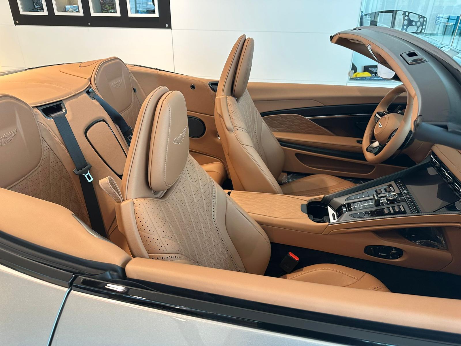 ASTON MARTIN DB12 Volante-image-9