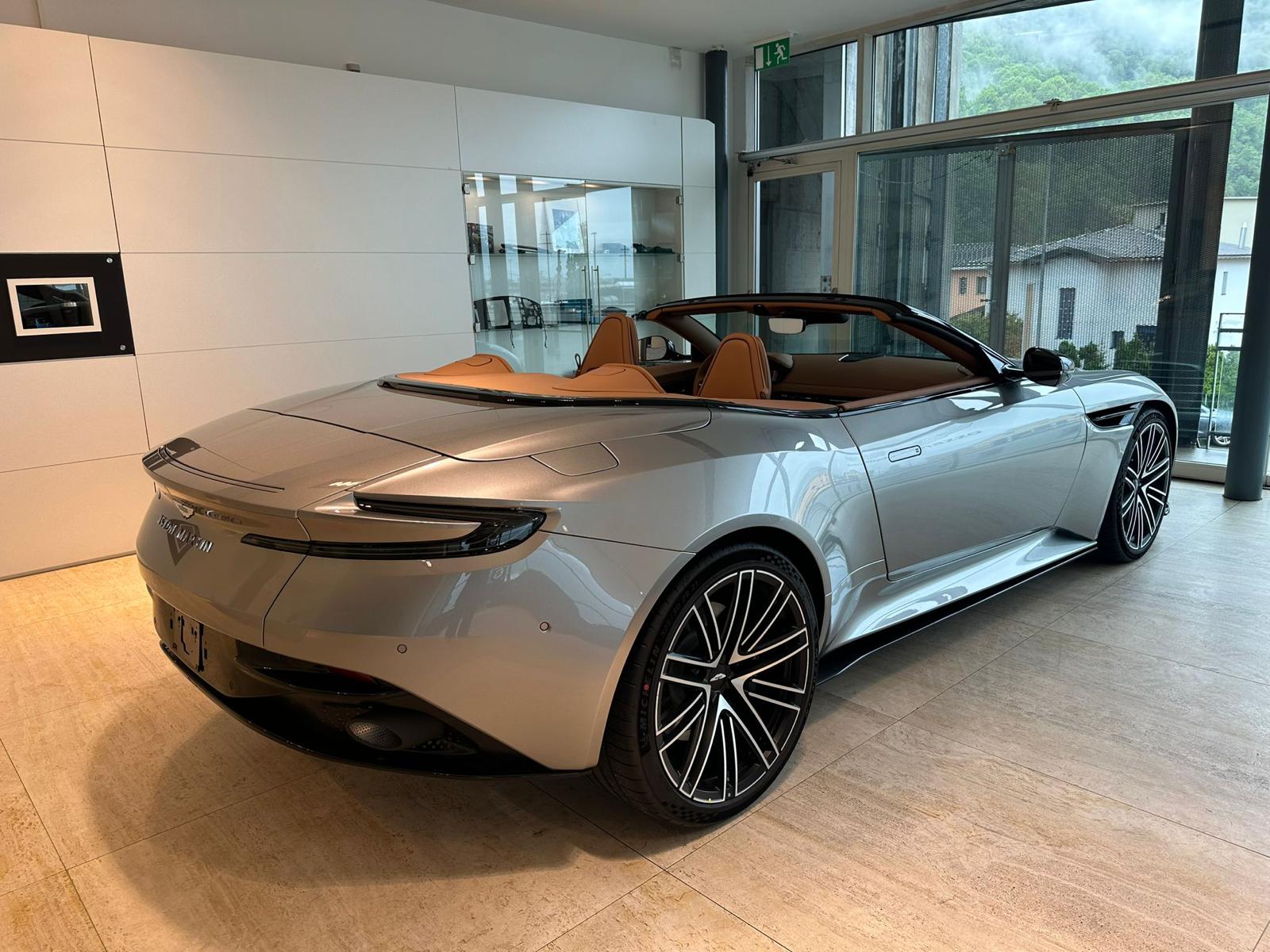 ASTON MARTIN DB12 Volante-image-4