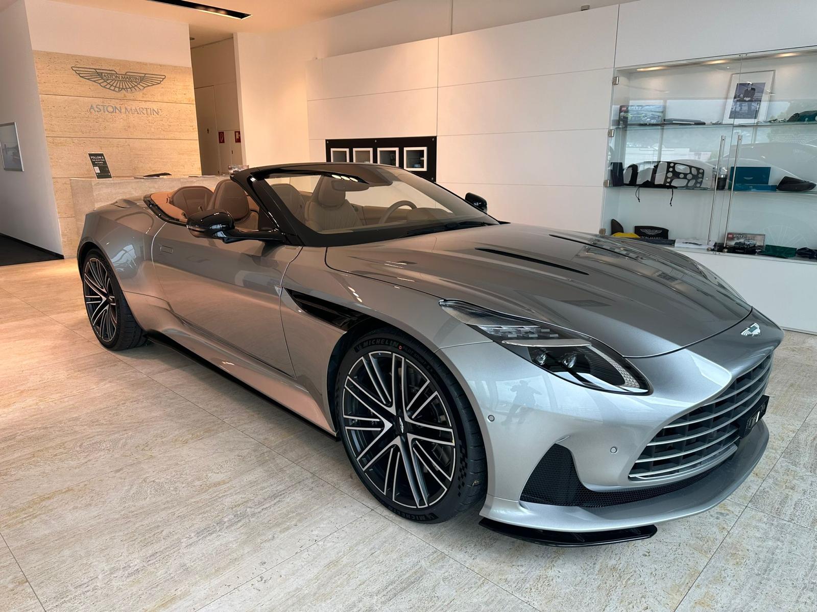 ASTON MARTIN DB12 Volante-image-2