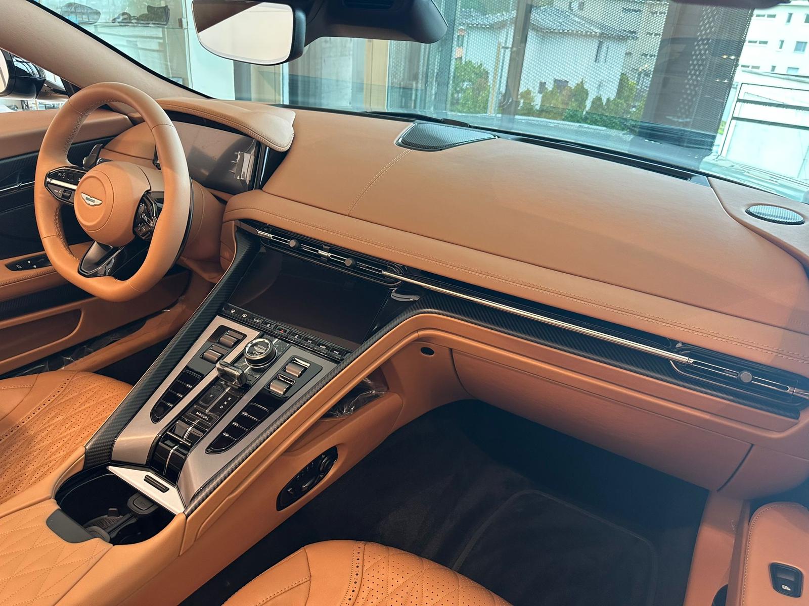 ASTON MARTIN DB12 Volante-image-8