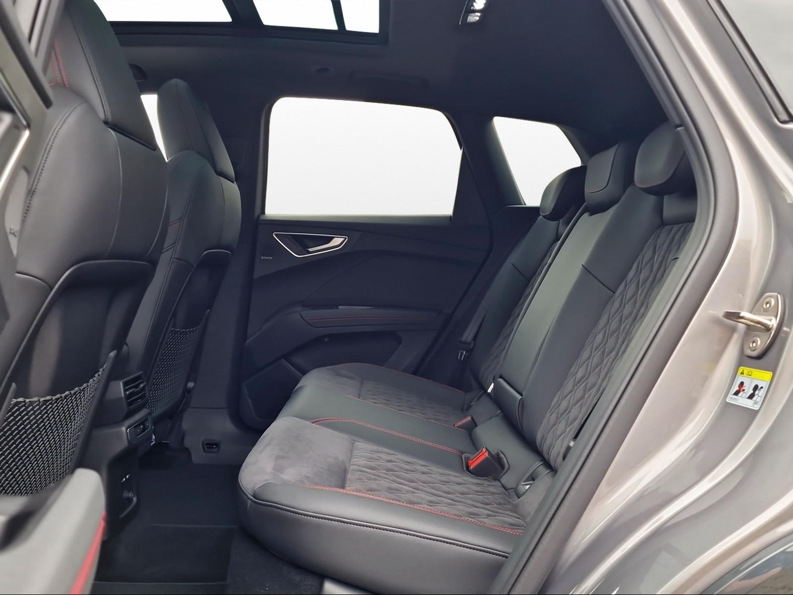 AUDI Q4 e-tron 45 Edition Swiss Ski quattro-image-10