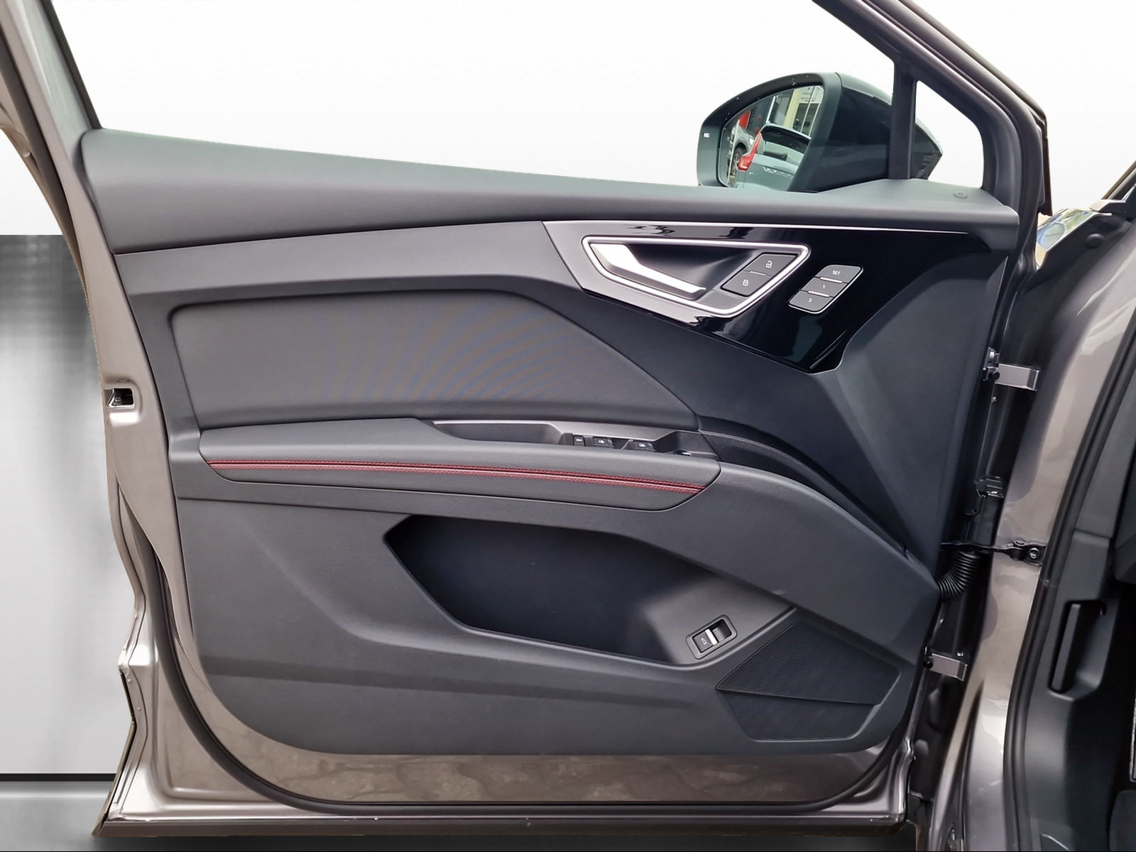 AUDI Q4 e-tron 45 Edition Swiss Ski quattro-image-9