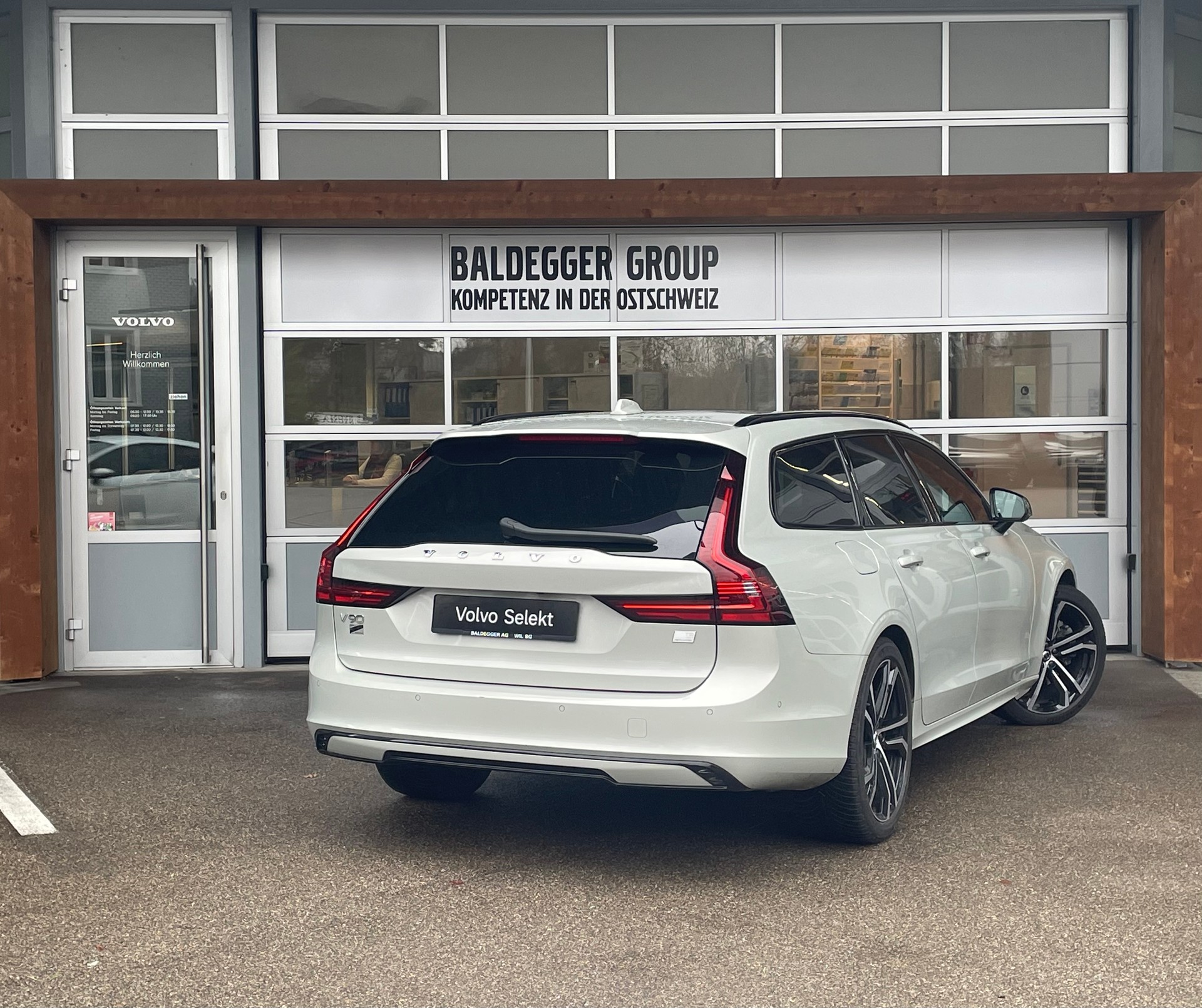 VOLVO V90 T8 AWD R-Design-showroom-element-2