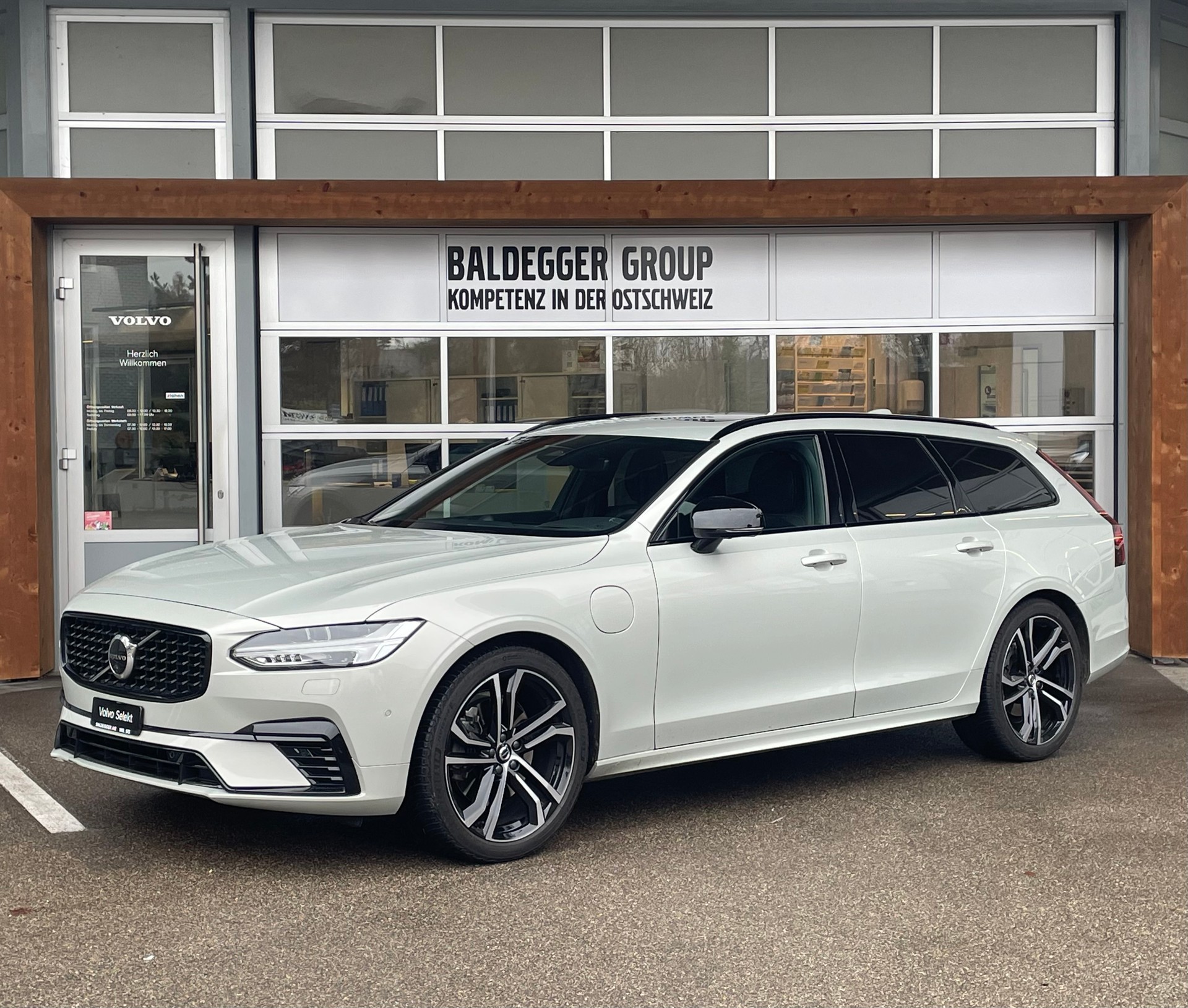 VOLVO V90 T8 AWD R-Design-showroom-element-1