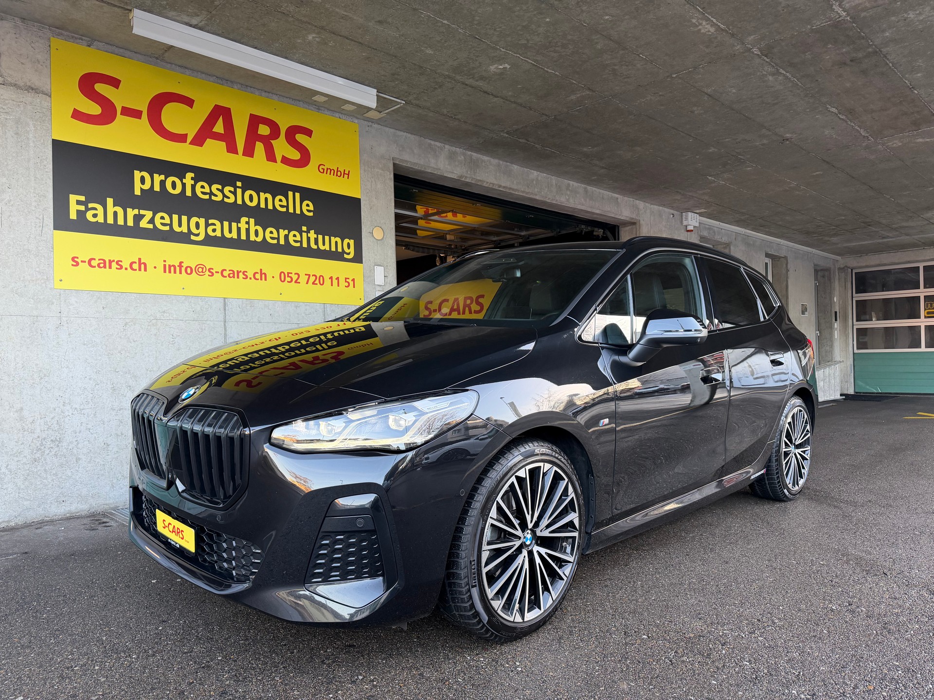 BMW 220i Active Tourer M Sport DKG-showroom-element-1