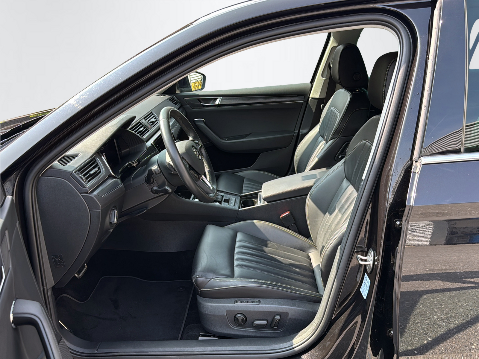 SKODA SUPERB COMBI 2.0 TSI STYLE DSG-image-11