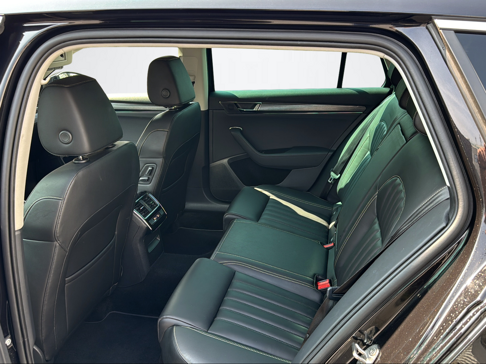 SKODA SUPERB COMBI 2.0 TSI STYLE DSG-image-12
