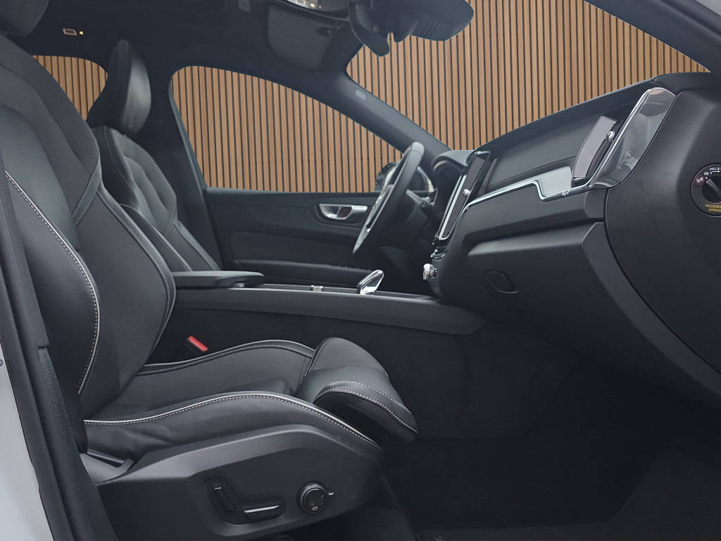 VOLVO XC60 2.0 B5 MH Ultra Dark AWD-image-13