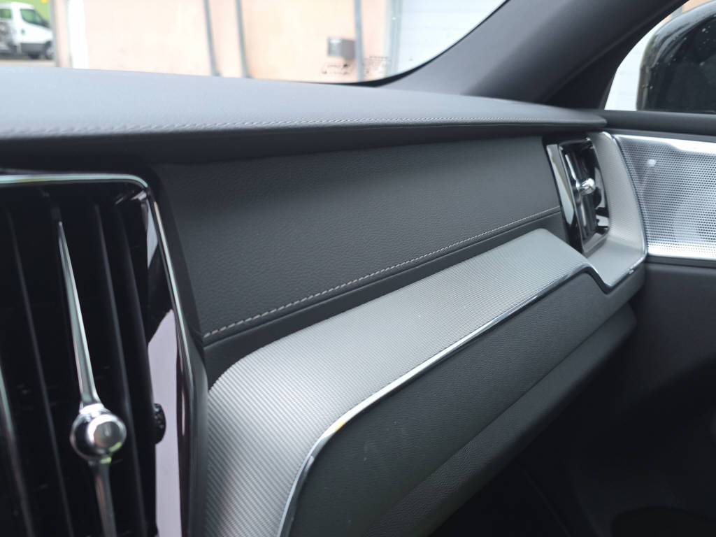 VOLVO XC60 2.0 B5 MH Ultra Dark AWD-image-18