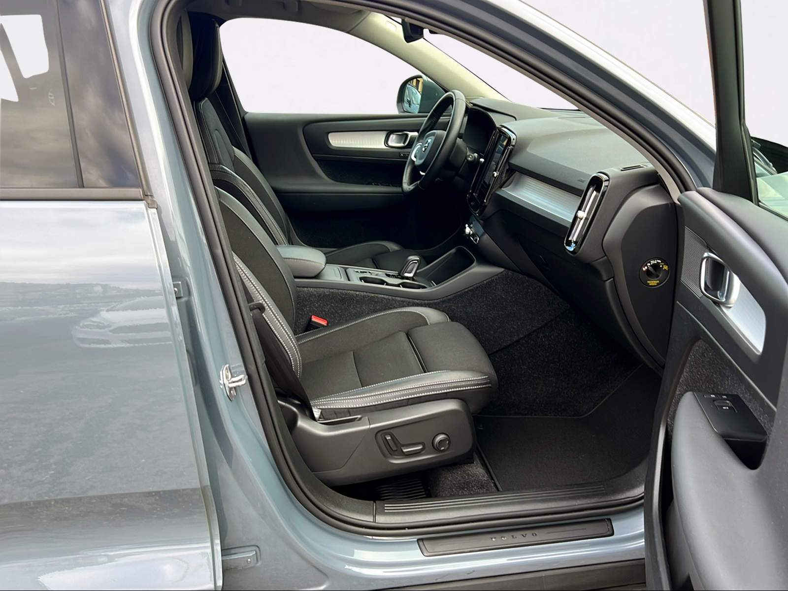 VOLVO XC40 T3 Momentum Geartronic-image-3