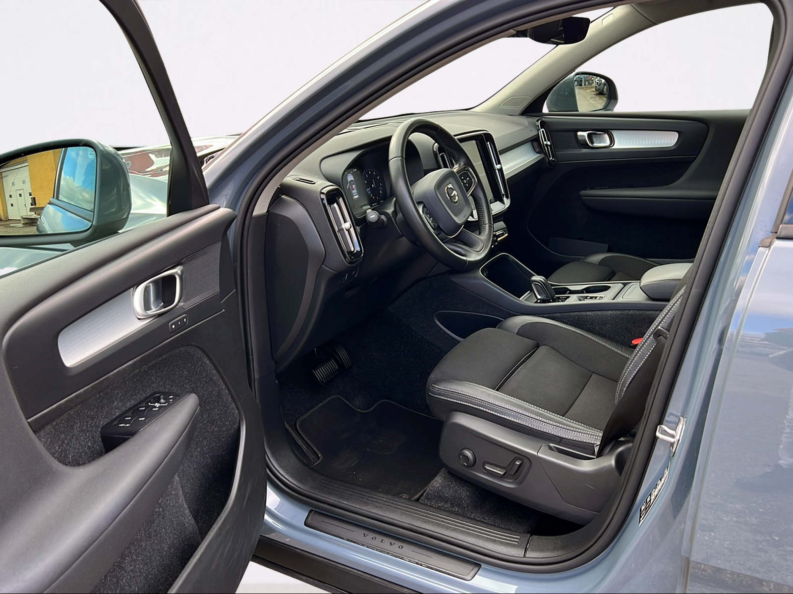 VOLVO XC40 T3 Momentum Geartronic-image-12