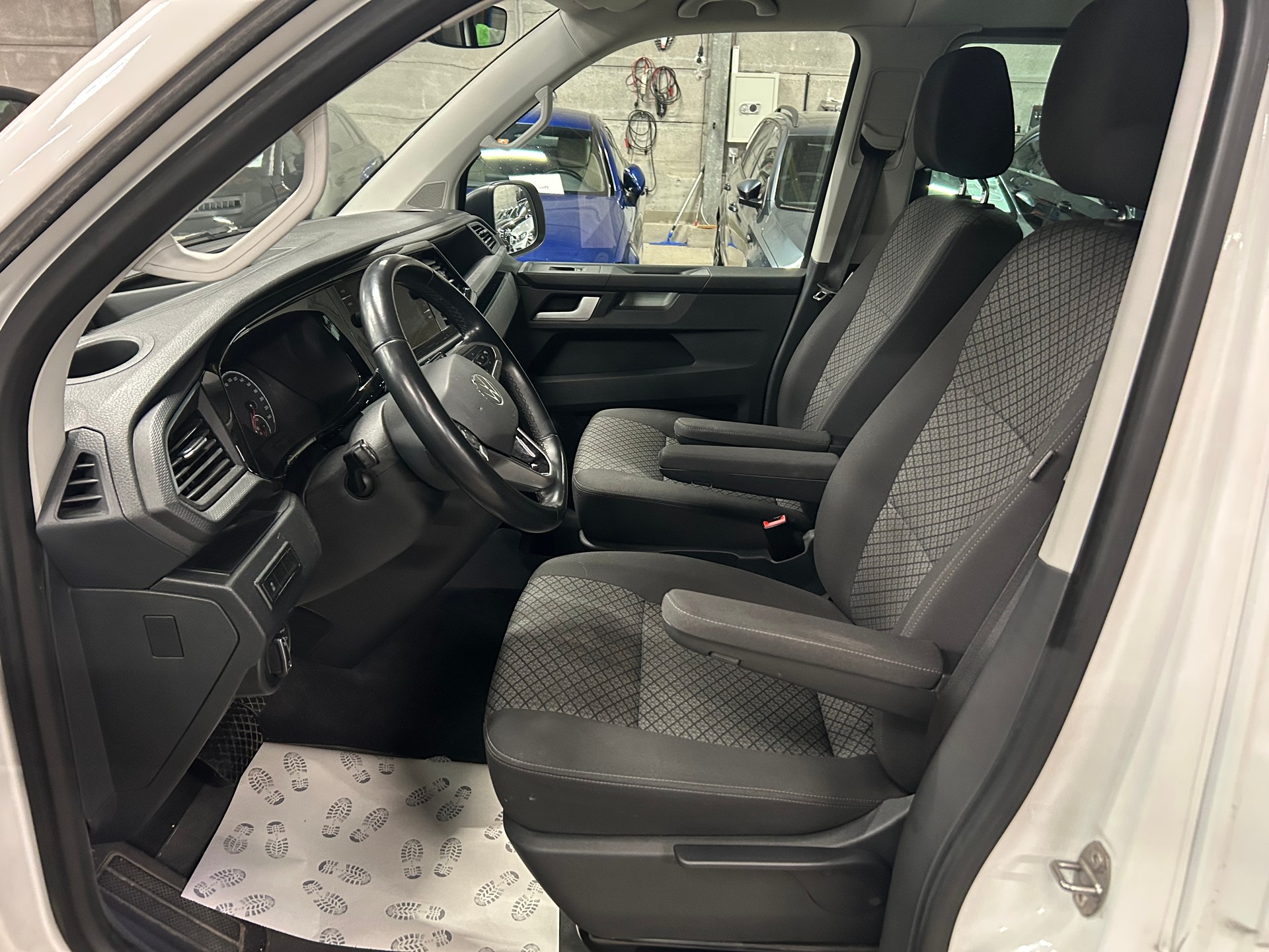 VW T6.1 Multivan 2.0 TDI Trendline Liberty 4Motion DSG-image-13