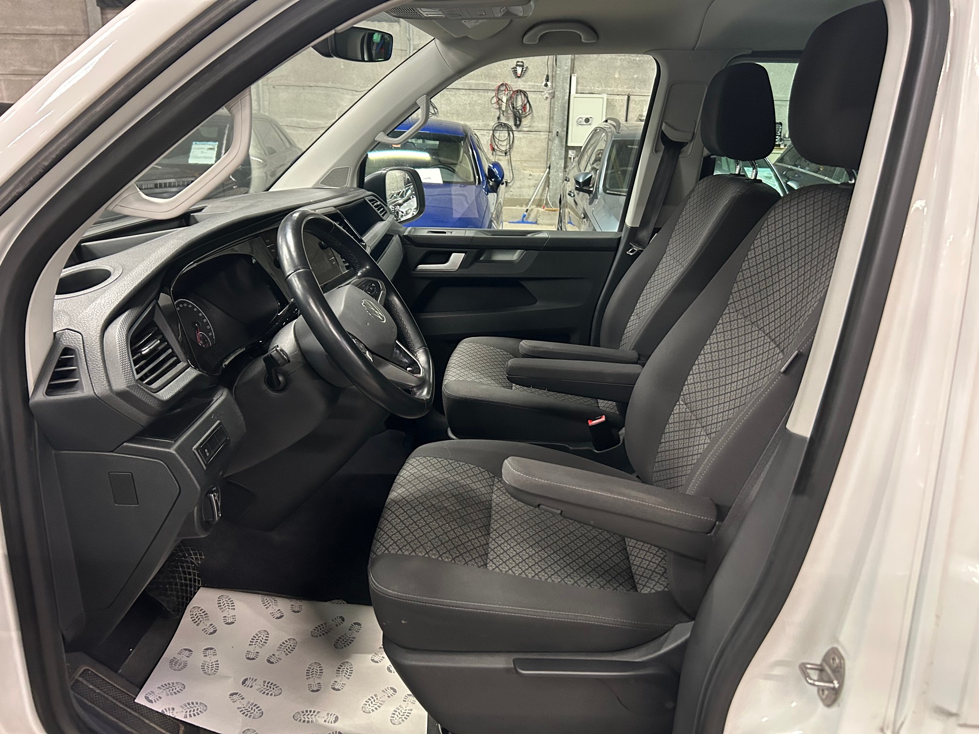 VW T6.1 Multivan 2.0 TDI Trendline Liberty 4Motion DSG-image-9