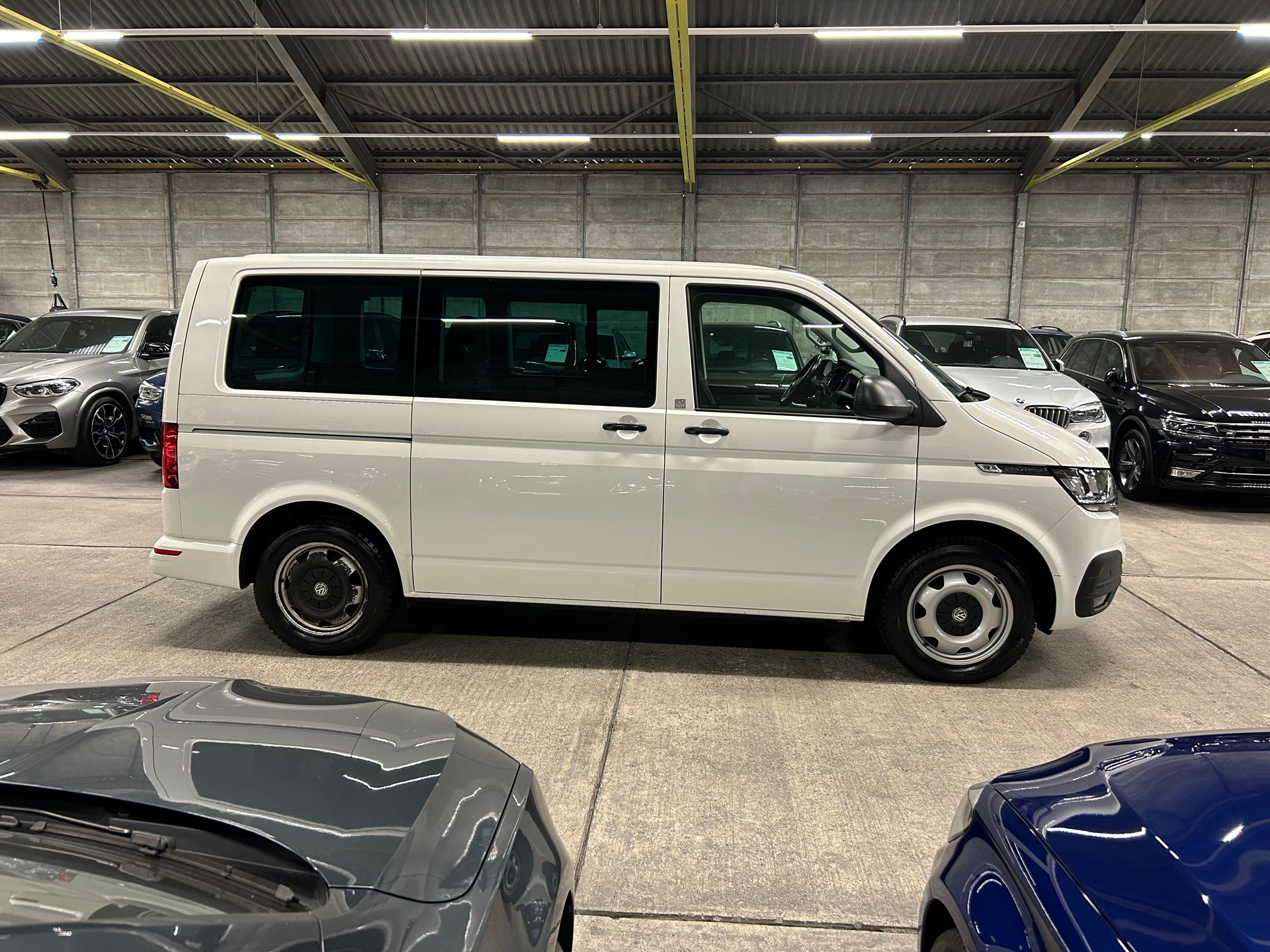 VW T6.1 Multivan 2.0 TDI Trendline Liberty 4Motion DSG-image-3