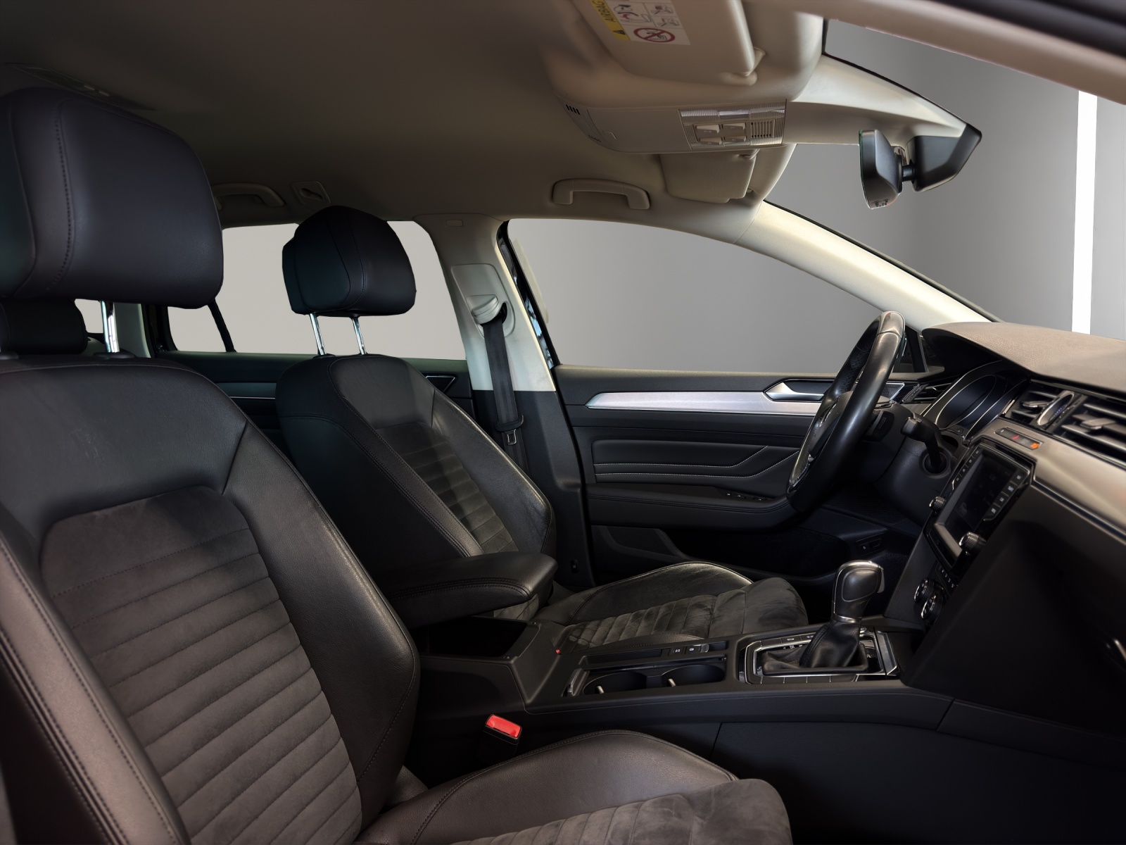 VW Passat Variant 2.0 TDI SCR BMT Sport DSG-image-13