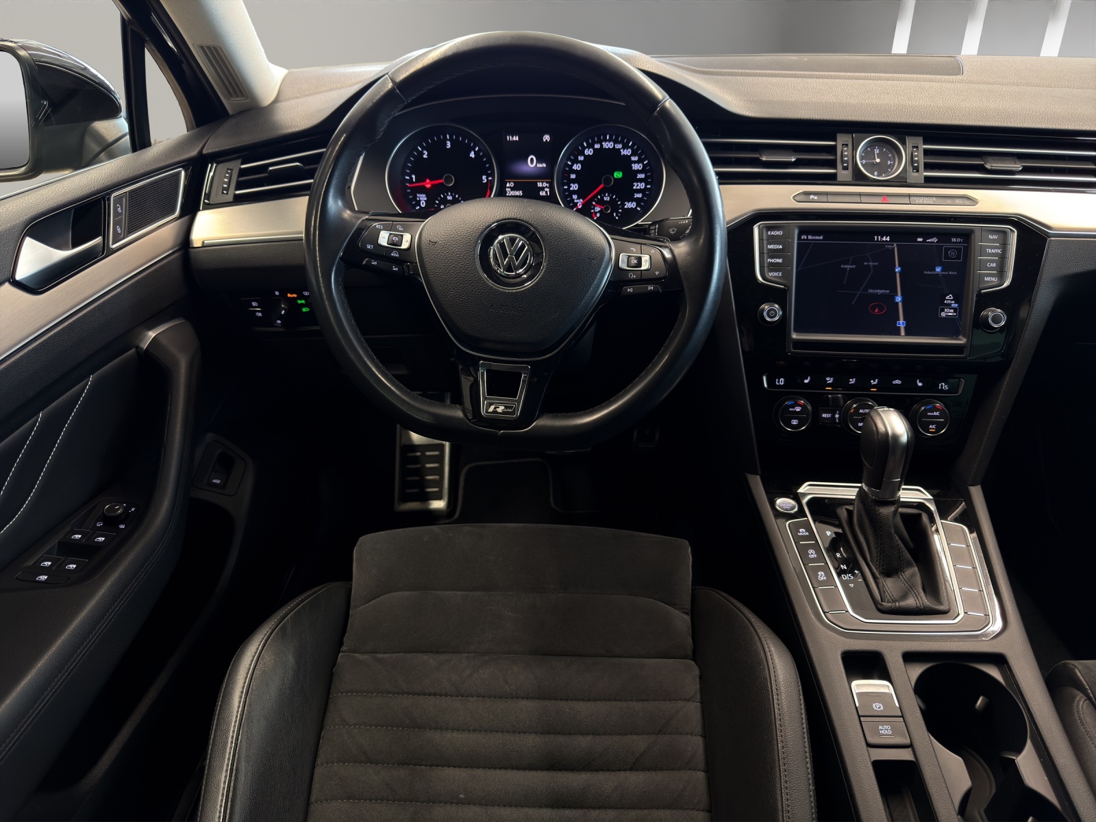 VW Passat Variant 2.0 TDI SCR BMT Sport DSG-image-9