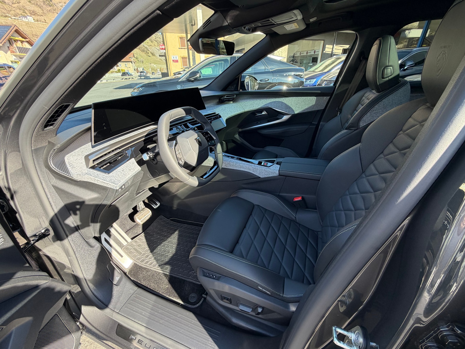 PEUGEOT 5008 210 73kWh GT Exclusive-image-8
